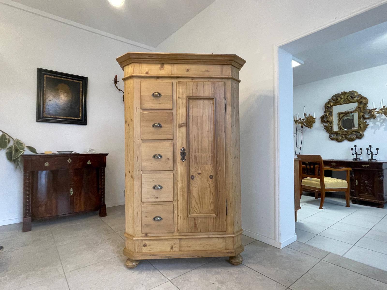 cfbc9091-22f0-4521-a865-908864973e1c Bäuerlicher uriger Brotschrank Almerschrank Speiskasten Bauernkasten A5036