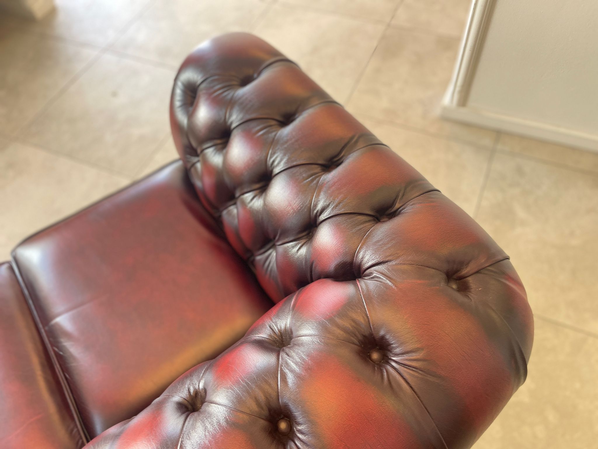 cca1931b-2822-4fdf-9ecf-04da5f41bffd Chesterfield 4er Clubsofa Couch Oxblood Red A4479
