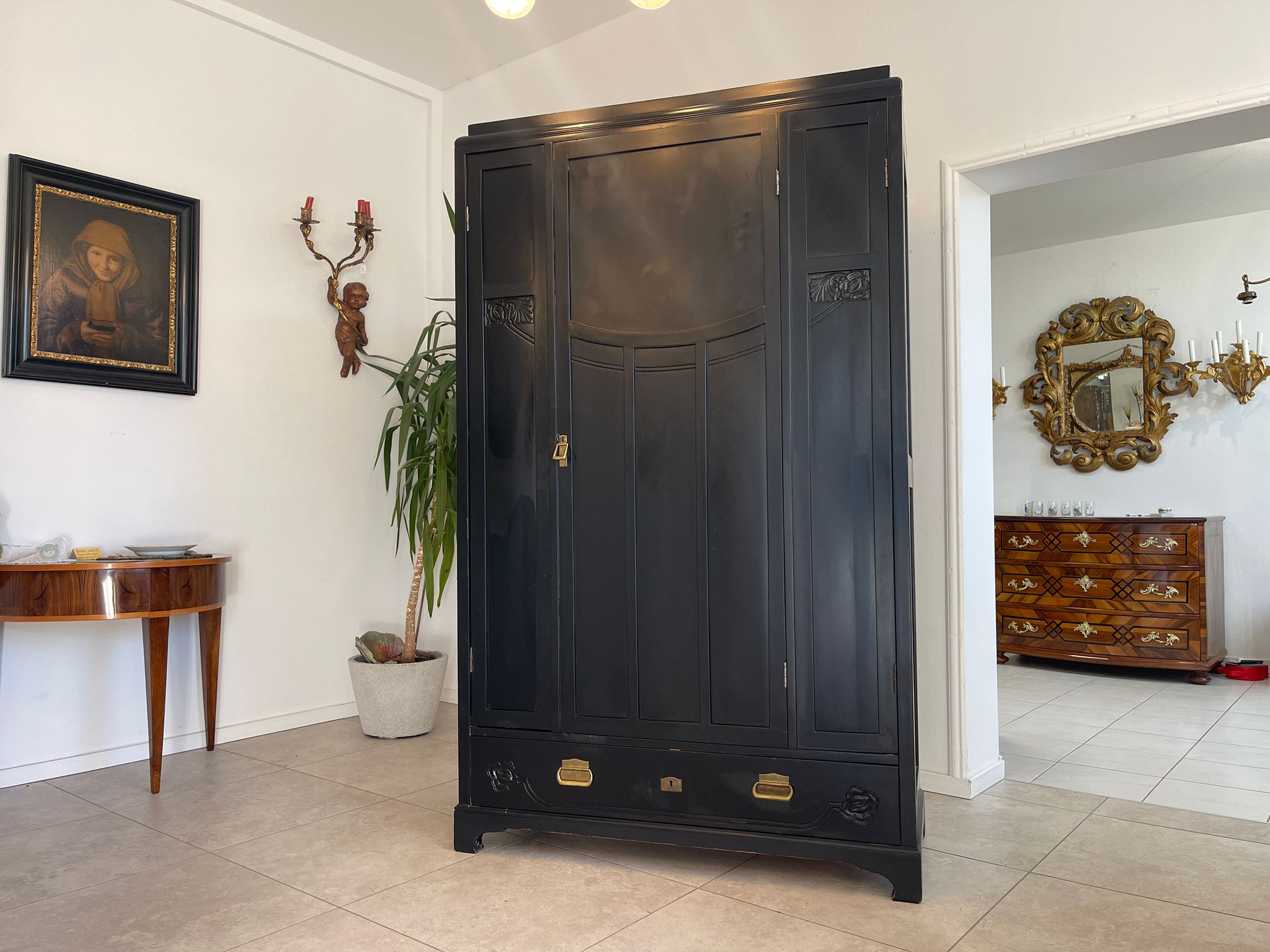 b0ab09be-6a3e-4ae5-b99d-7015f9433c03 Jugendstil Garderobenschrank Schwarz - Antiker Schrank mit floralen Mustern A5051