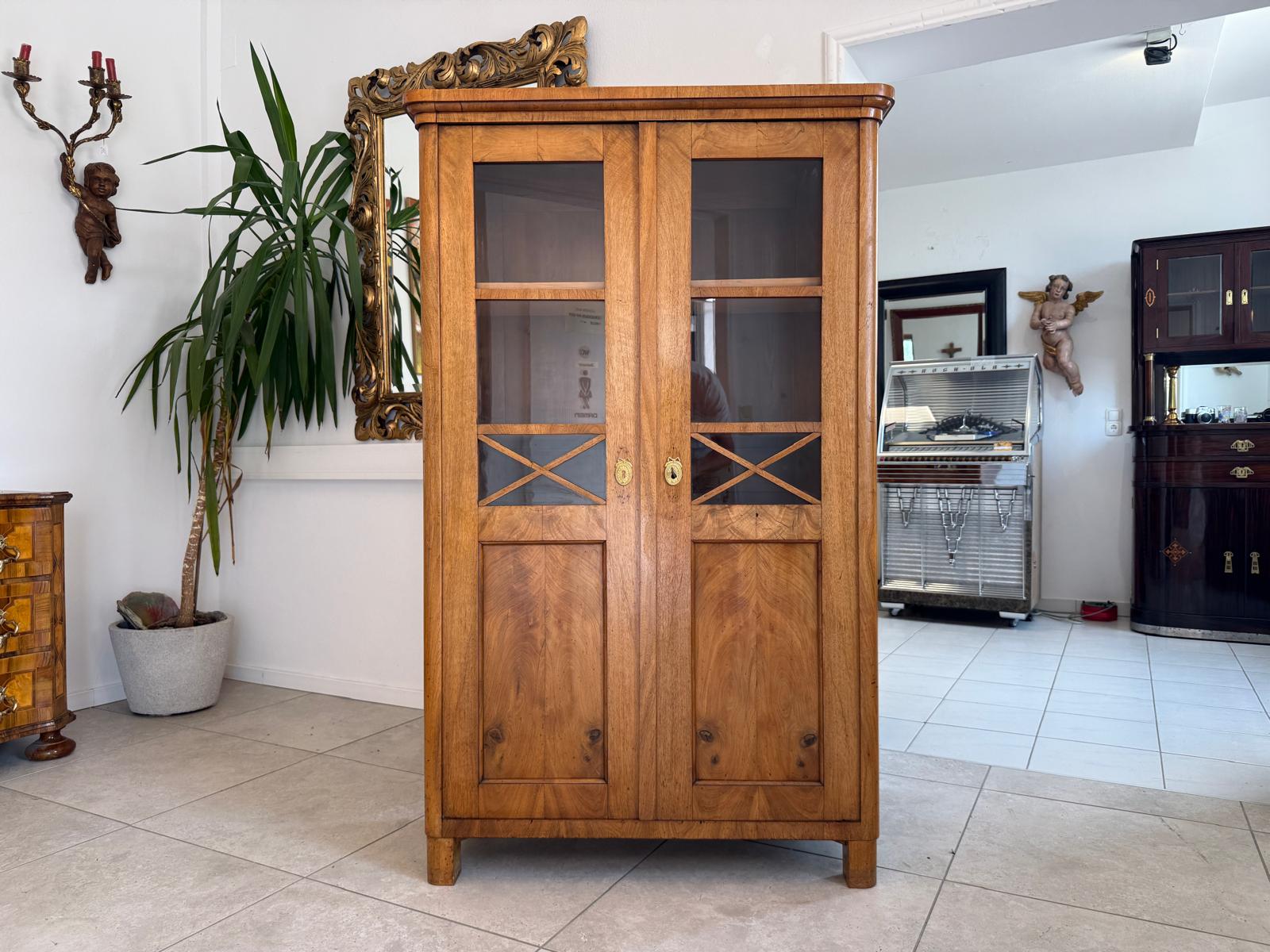 Biedermeier Vitrine Bücherschrank Nussholz Originalstück Antiquität D2655