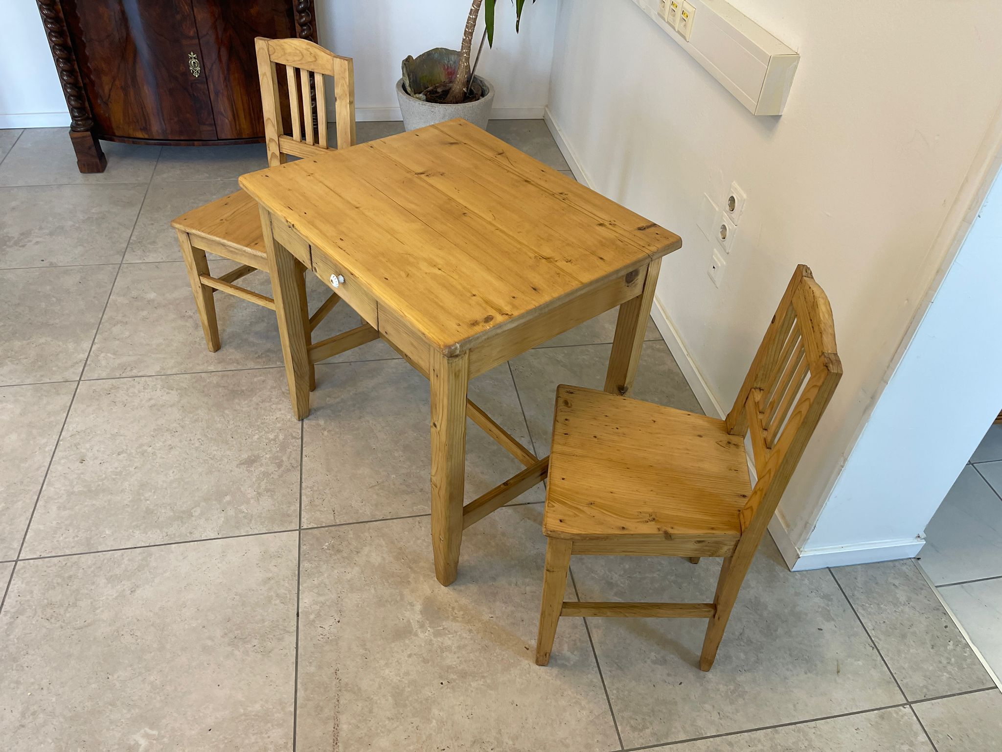 7e23e66f-5c7b-4f0b-9b45-2885104fbb41 Kinderschreibtisch Naturholz mit 2 Sesseln, restauriert, A4901