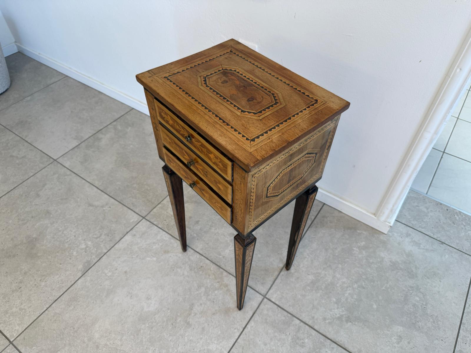 Originaler Barock Tisch Antik aus Nuss, Spieltisch, sehr schöner Zustand G1952