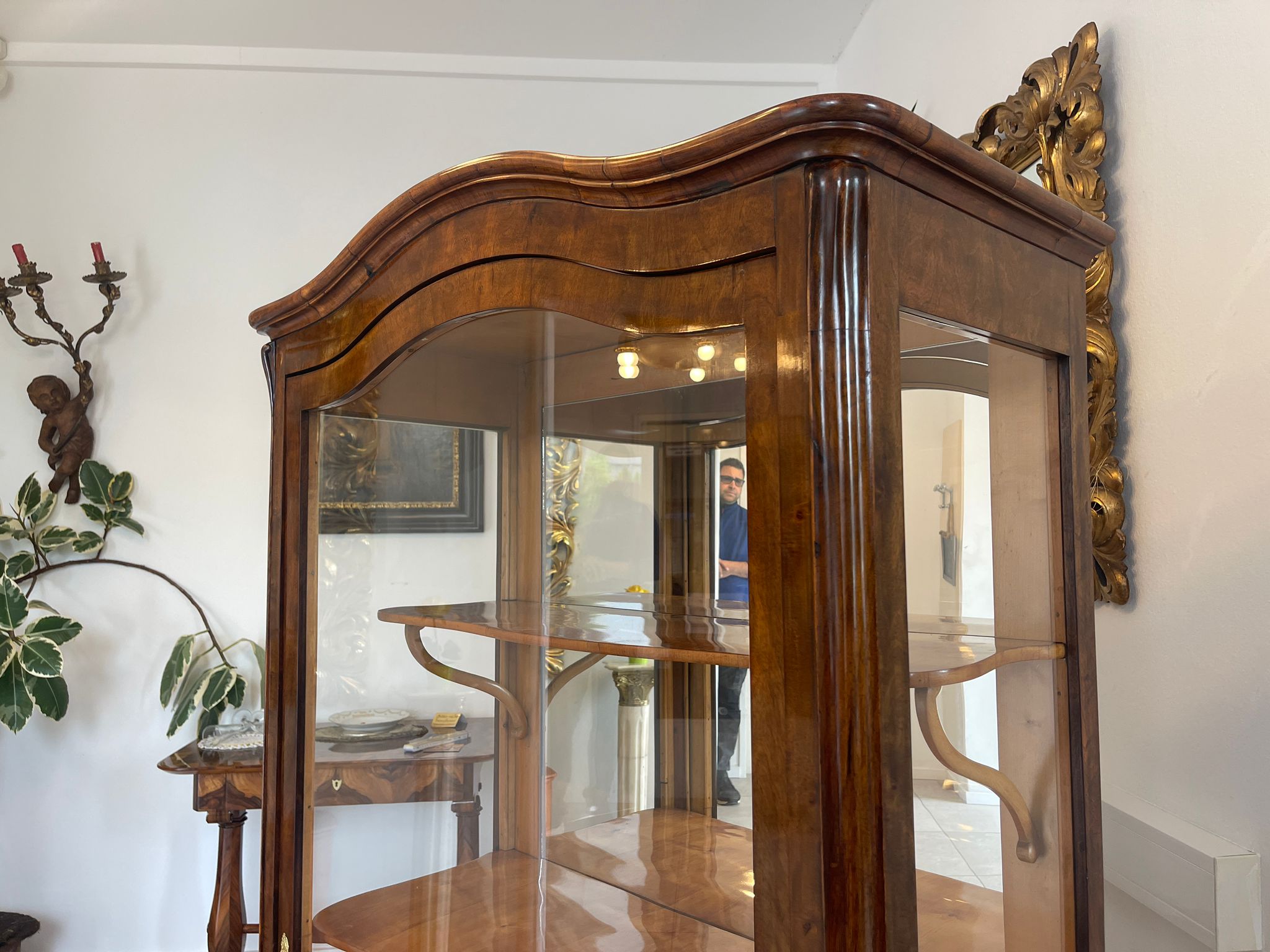 Restaurierte Biedermeier Vitrinenschrank Glasschrank Nussholz Antiquität G1615