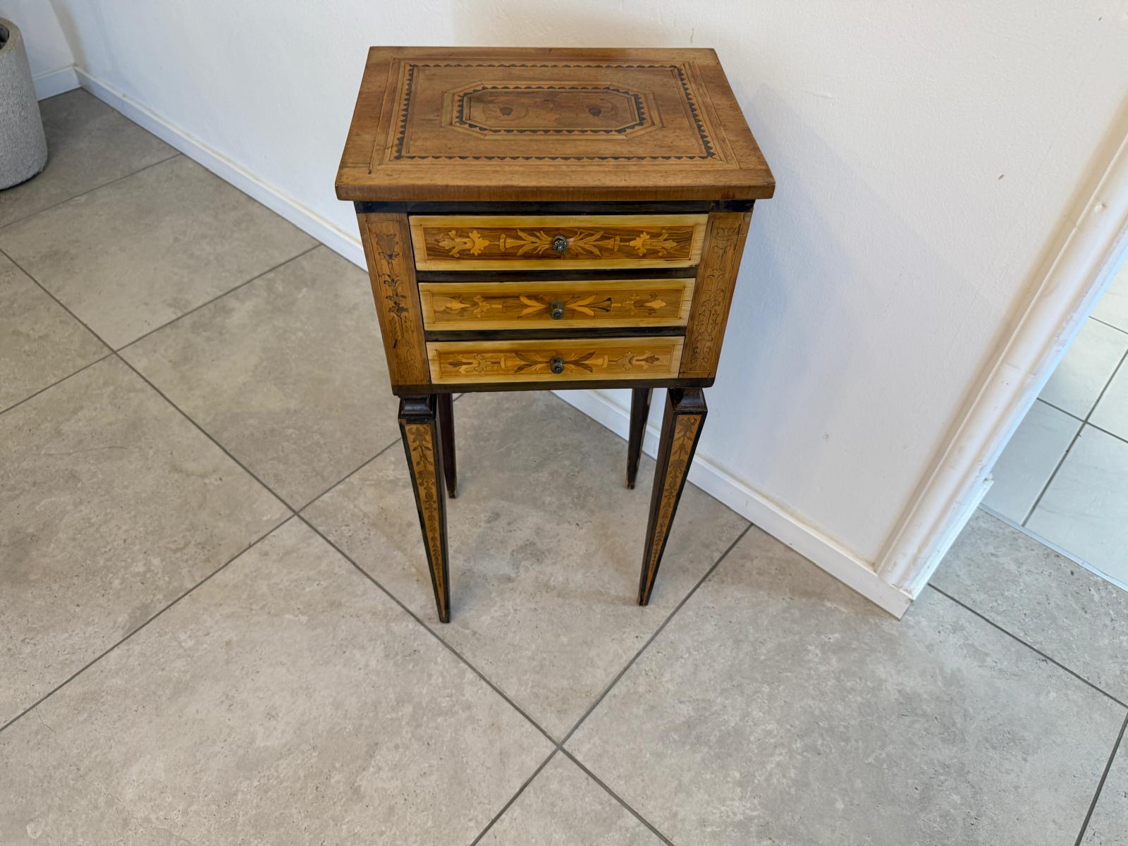 Originaler Barock Tisch Antik aus Nuss, Spieltisch, sehr schöner Zustand G1952