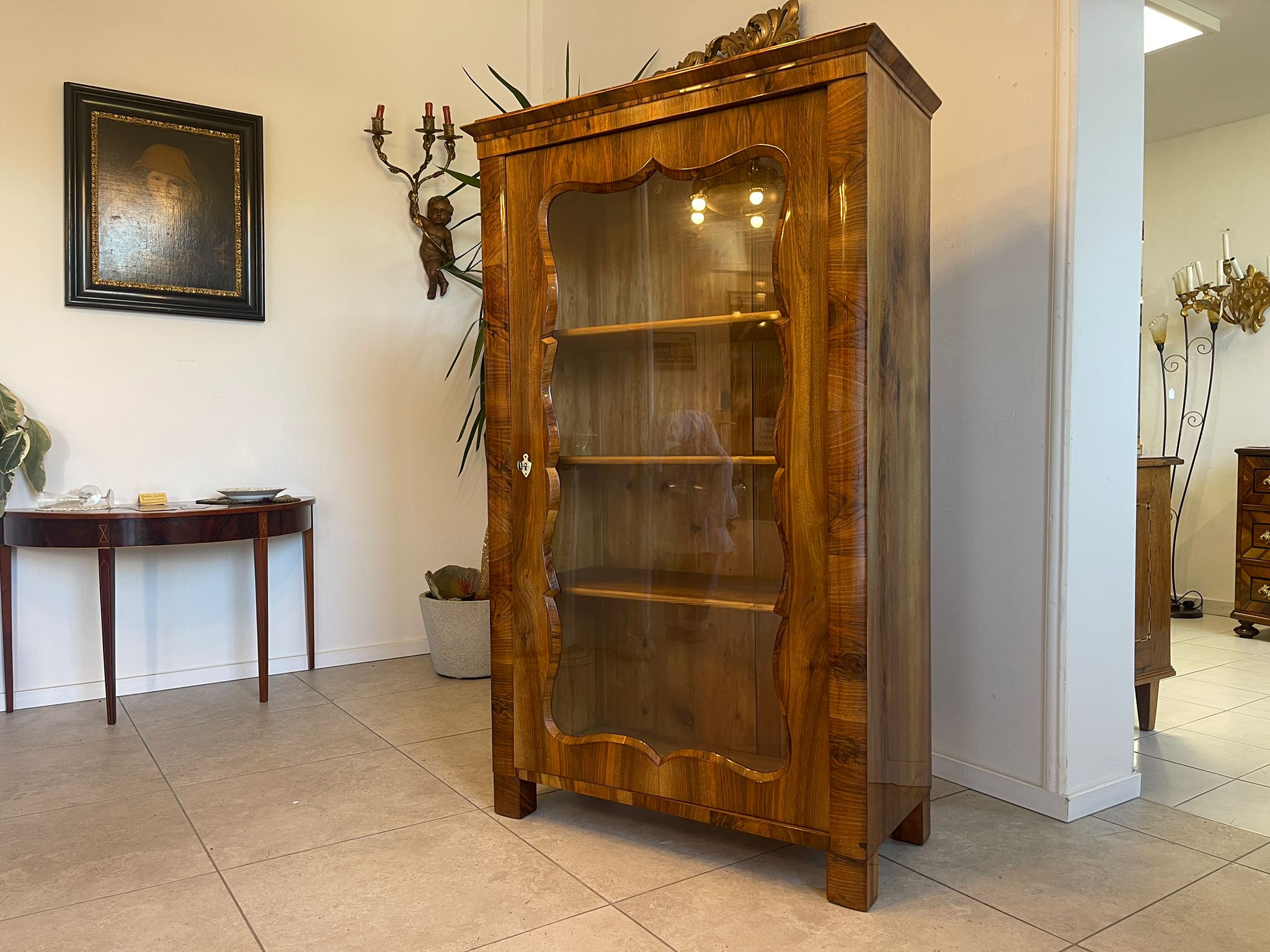 88dbcb89-5d45-4c44-8362-0f35787191be SALE Biedermeier Vitrine Bücherschrank Sammlervitrine, Nussholz A5102