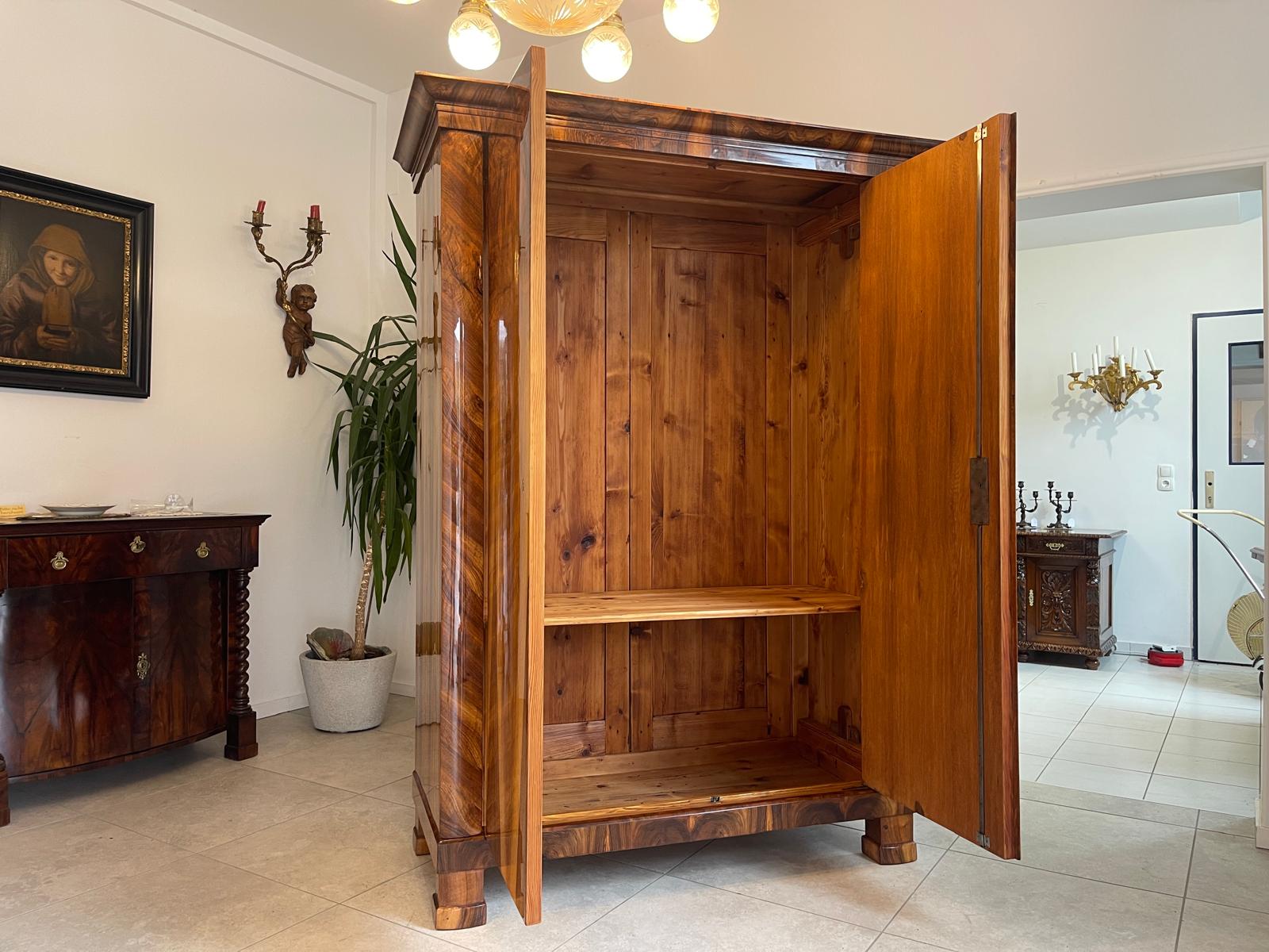 72dab5d7-eb87-4e97-9778-f6d0b3f77899 Restaurierter Biedermeier Schrank mit Nussholz-Furnier und Kleiderstange A4934
