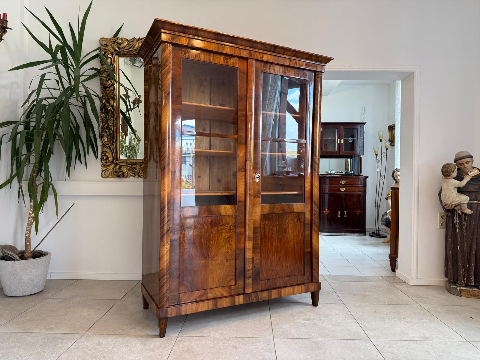 Biedermeier Vitrine Bücherschrank Restauriert Nussbaum Antiquität SALE D2372