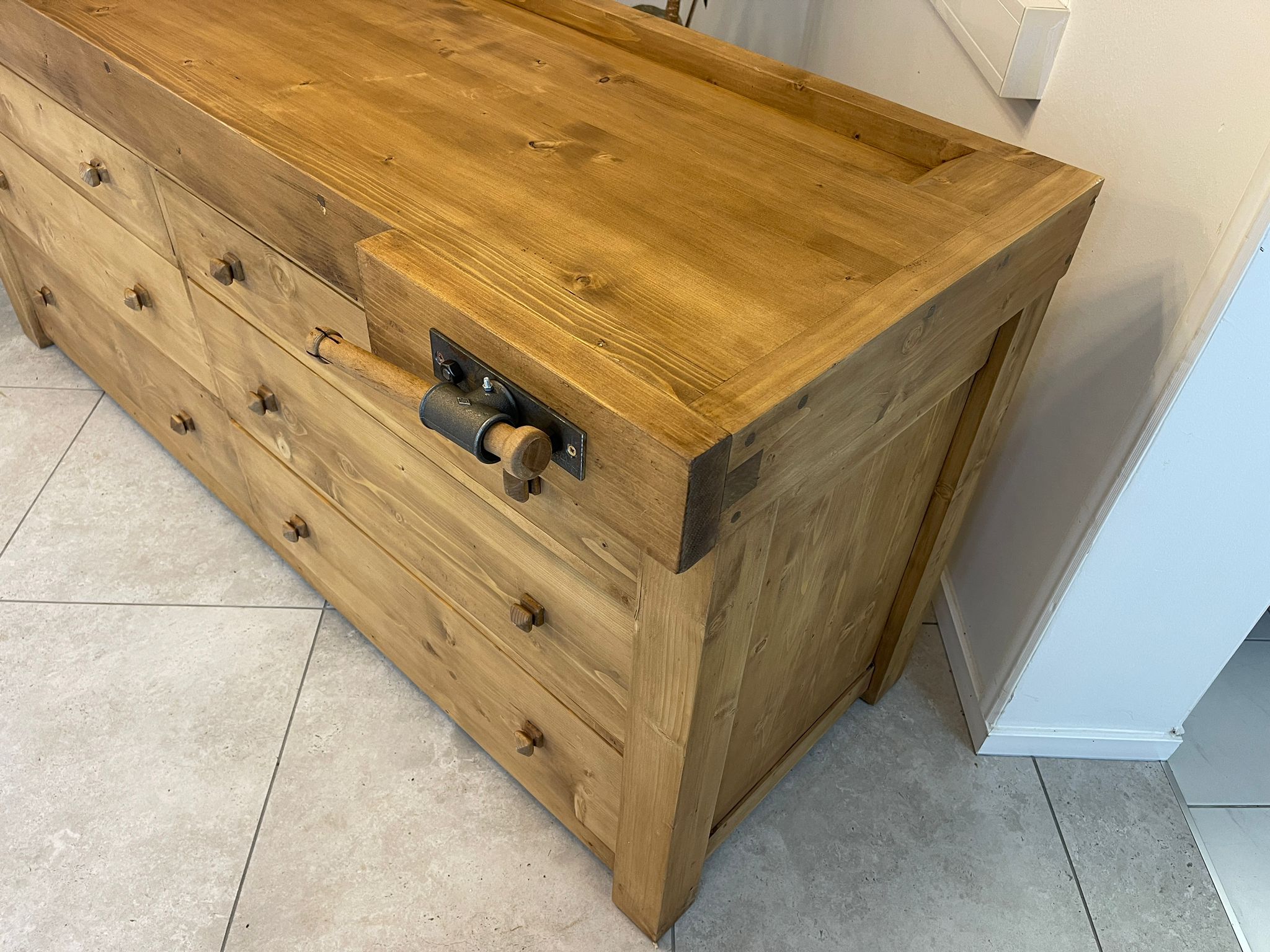 04d894b3-9524-410d-a765-67e53c95b02f urige Hobelbank,Werkbank Pult Ladenschrank B1965