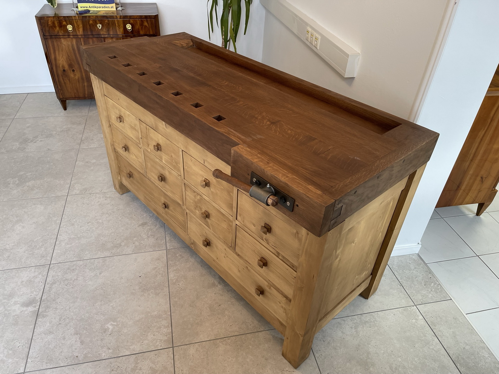 barock-biedermeier_115csVOGTwkcRCC4 Urige Antike Hobelbank, Alte Werkbank aus Eichenholz mit Ladenelement B1192