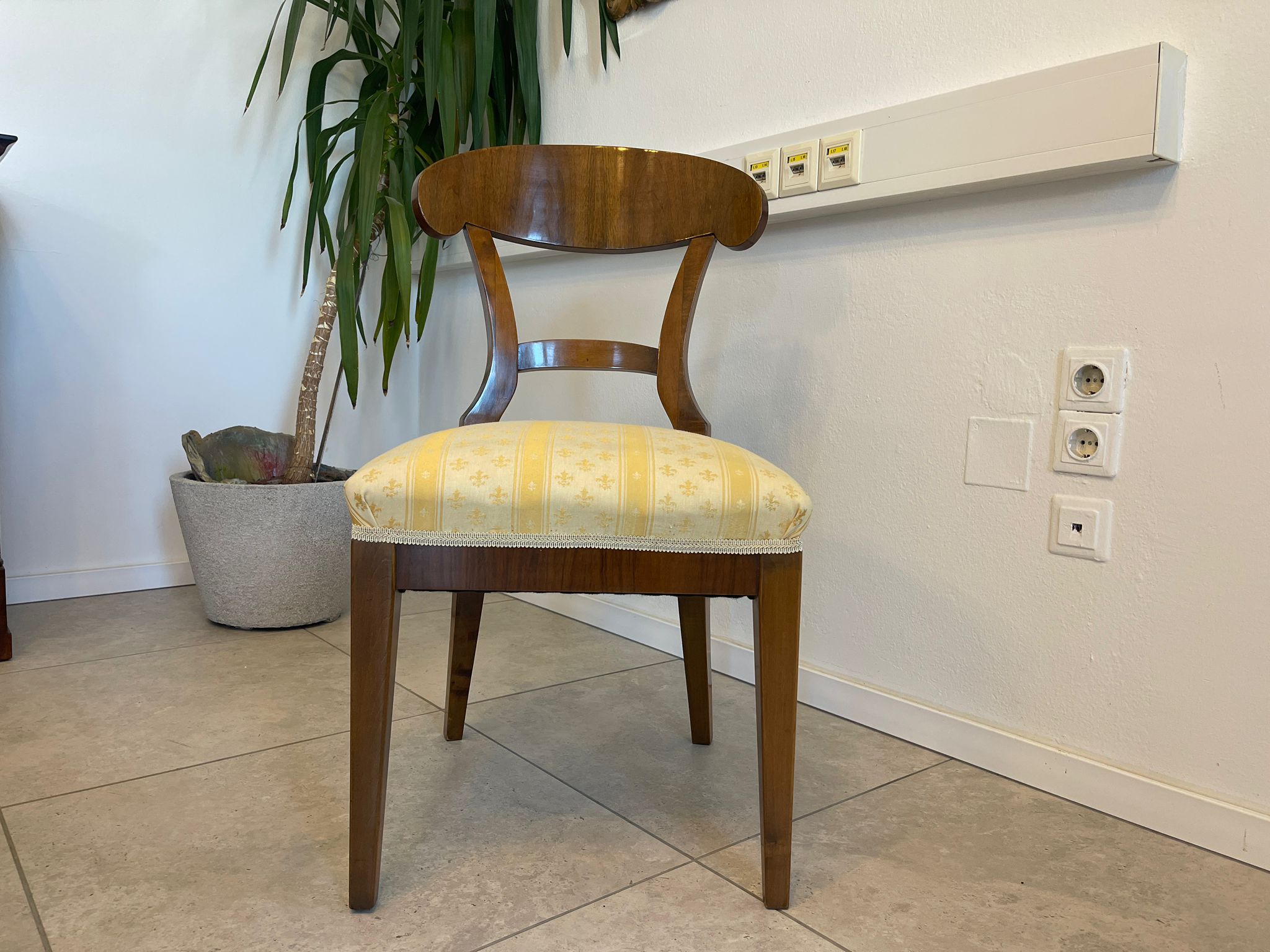 76f15495-72ff-4760-88d6-b61143f44b72 Biedermeier Sessel Nussholz Schaufelsessel Original A5043