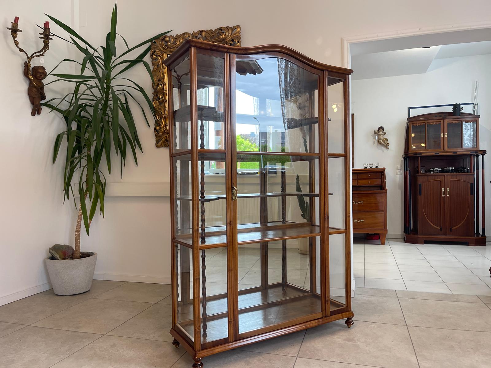 Restaurierte Biedermeier Vitrinenschrank Glasschrank Nussholz Antiquität G1742