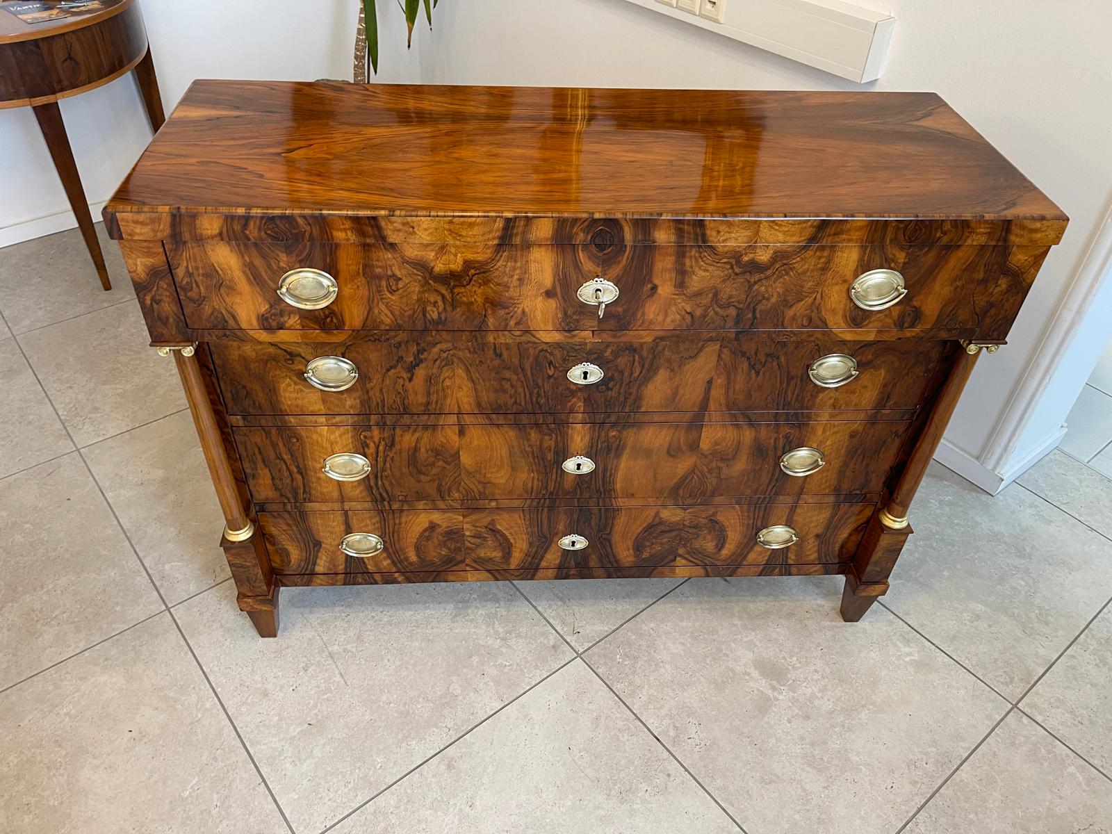 Restaurierte Nussholzfurnierte Empire Kommode Antiquität Säulenkommode G1188
