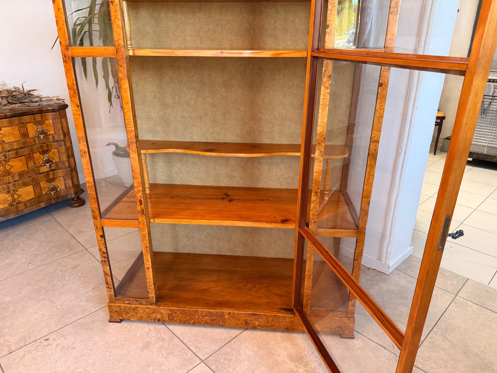 Restaurierte Biedermeier Vitrinenschrank Glasschrank Pappelholz Antiquität D2768