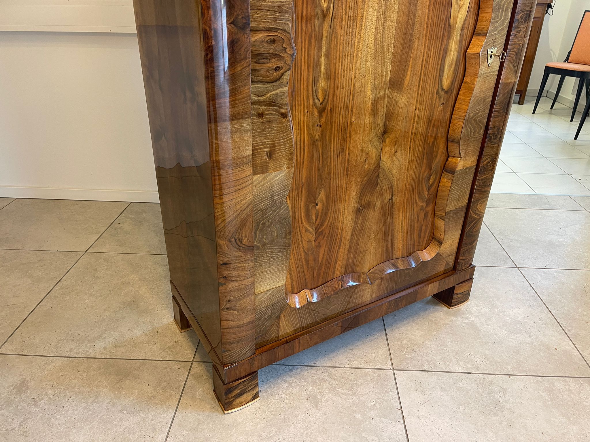 ab37d69c-18ad-4d30-baf9-9c5253cf7d19 SALE Biedermeier Schrank Kledierschrank Kasten Nussholz A5106