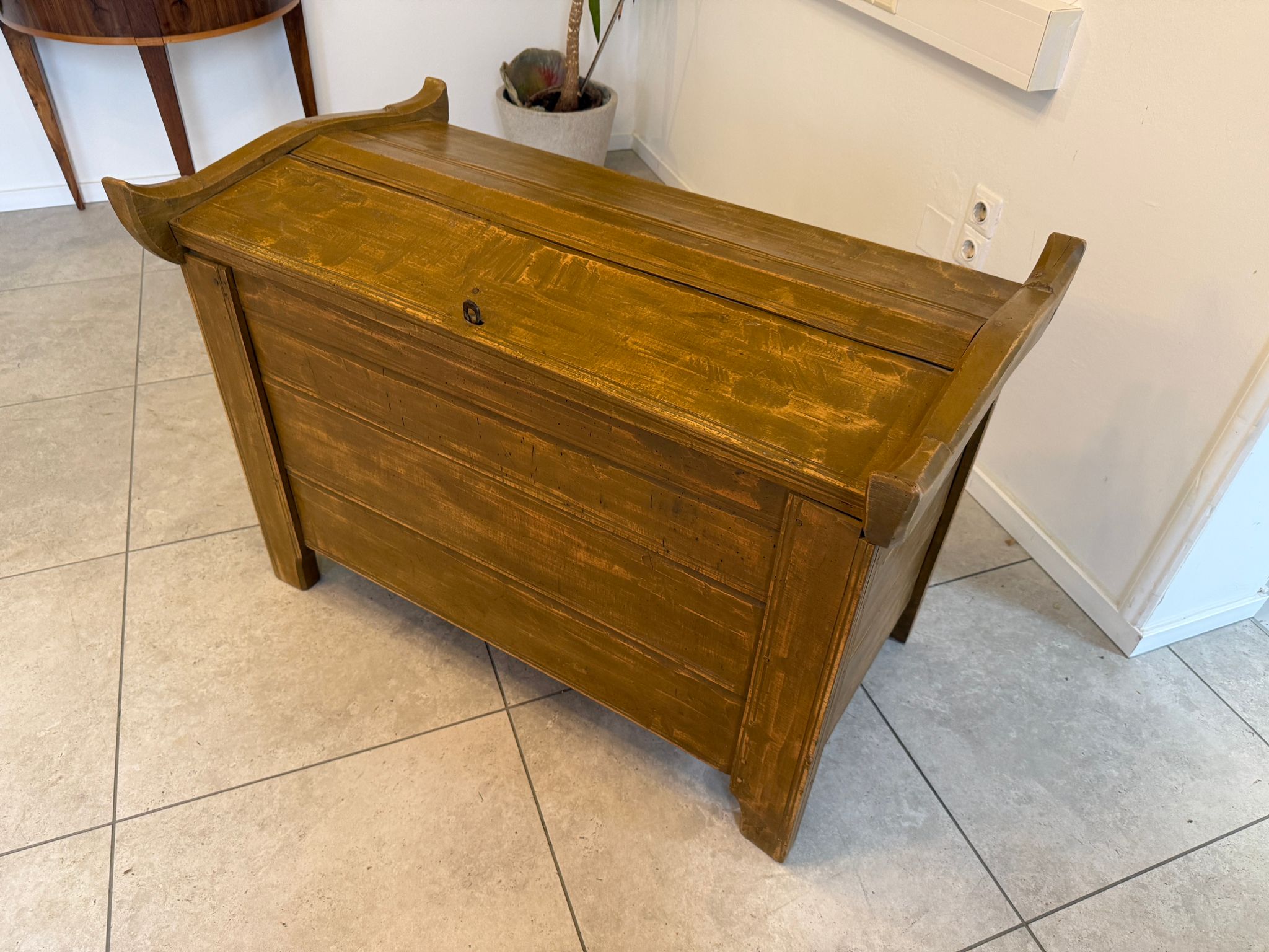 romanische Bauerntruhe Giebeltruhe Holztruhe E2182