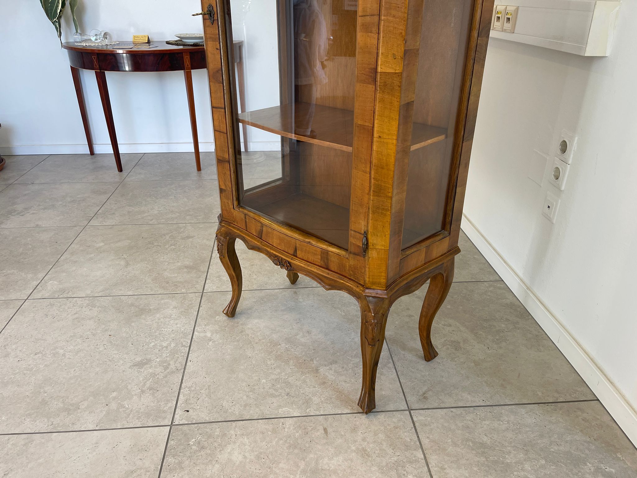 Barockstil Vitrine Nussholz Glasschrank Bücherschrank A5144