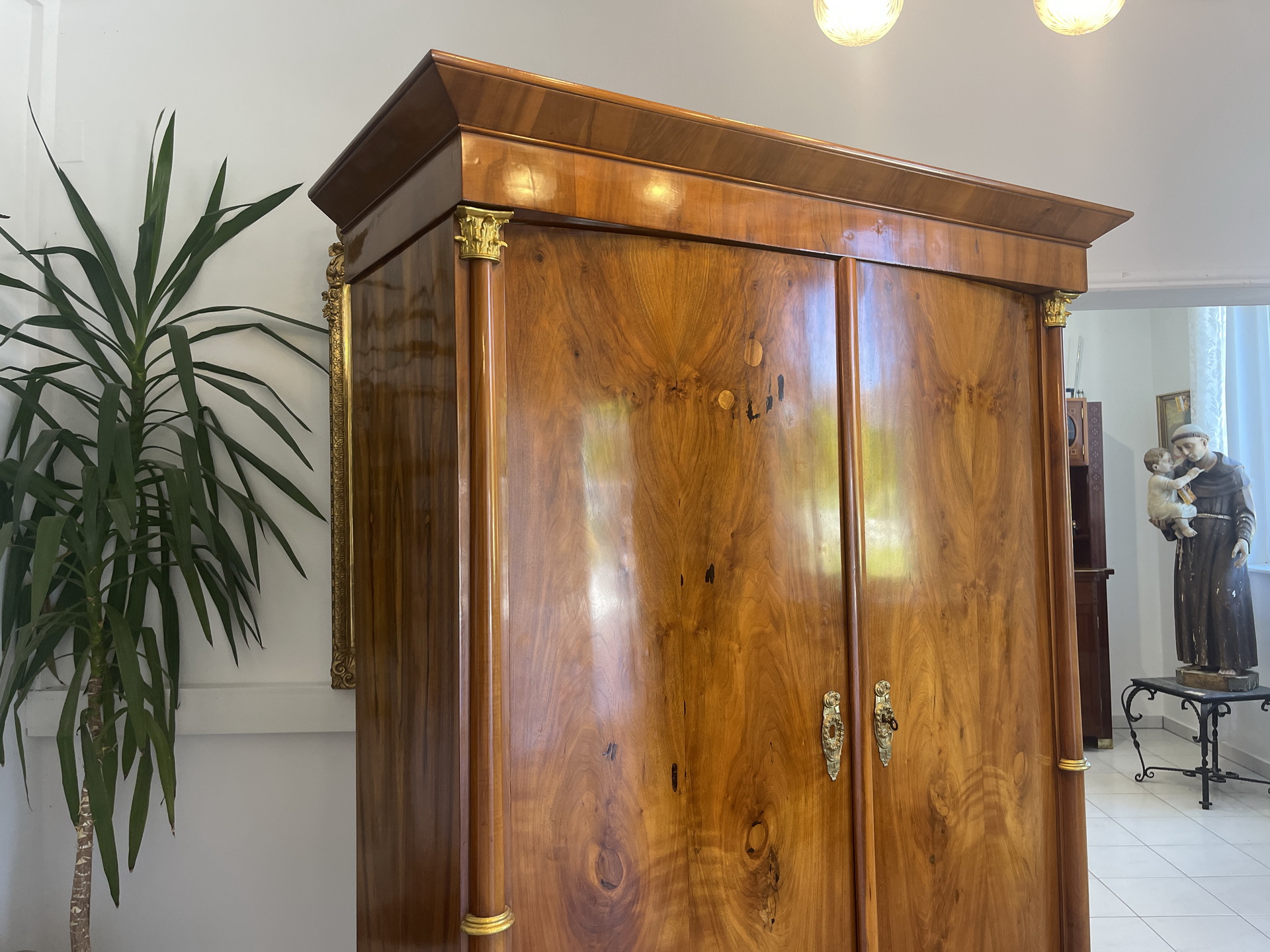 IMG_9639gJsb4iO5cmFZR Altrestaurierter Empire Säulenschrank Kleiderkasten Nussholz A4468