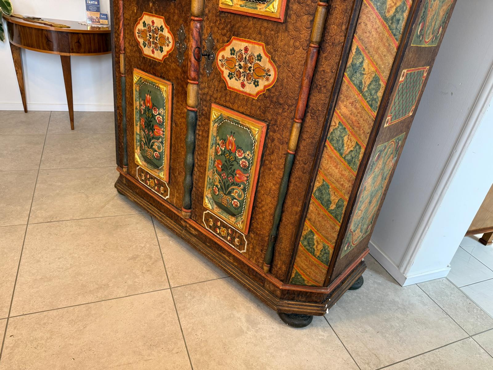 Handbemalter Bauernschrank mit Blumendekor, antiker Biedermeier Bauernkasten G2376