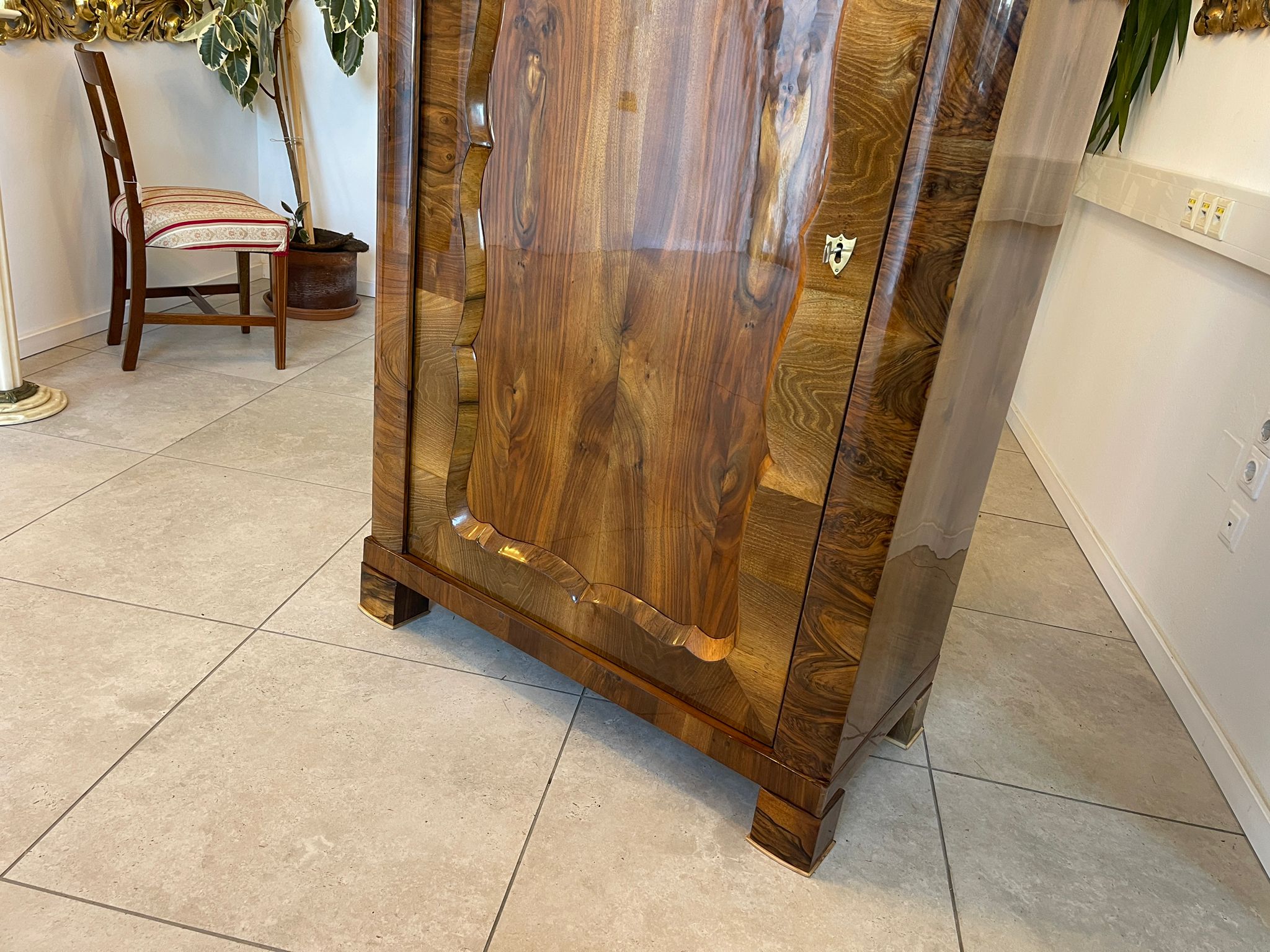 a7343036-358a-40cf-88c3-7d3c39023470 SALE Biedermeier Schrank Kledierschrank Kasten Nussholz A5106