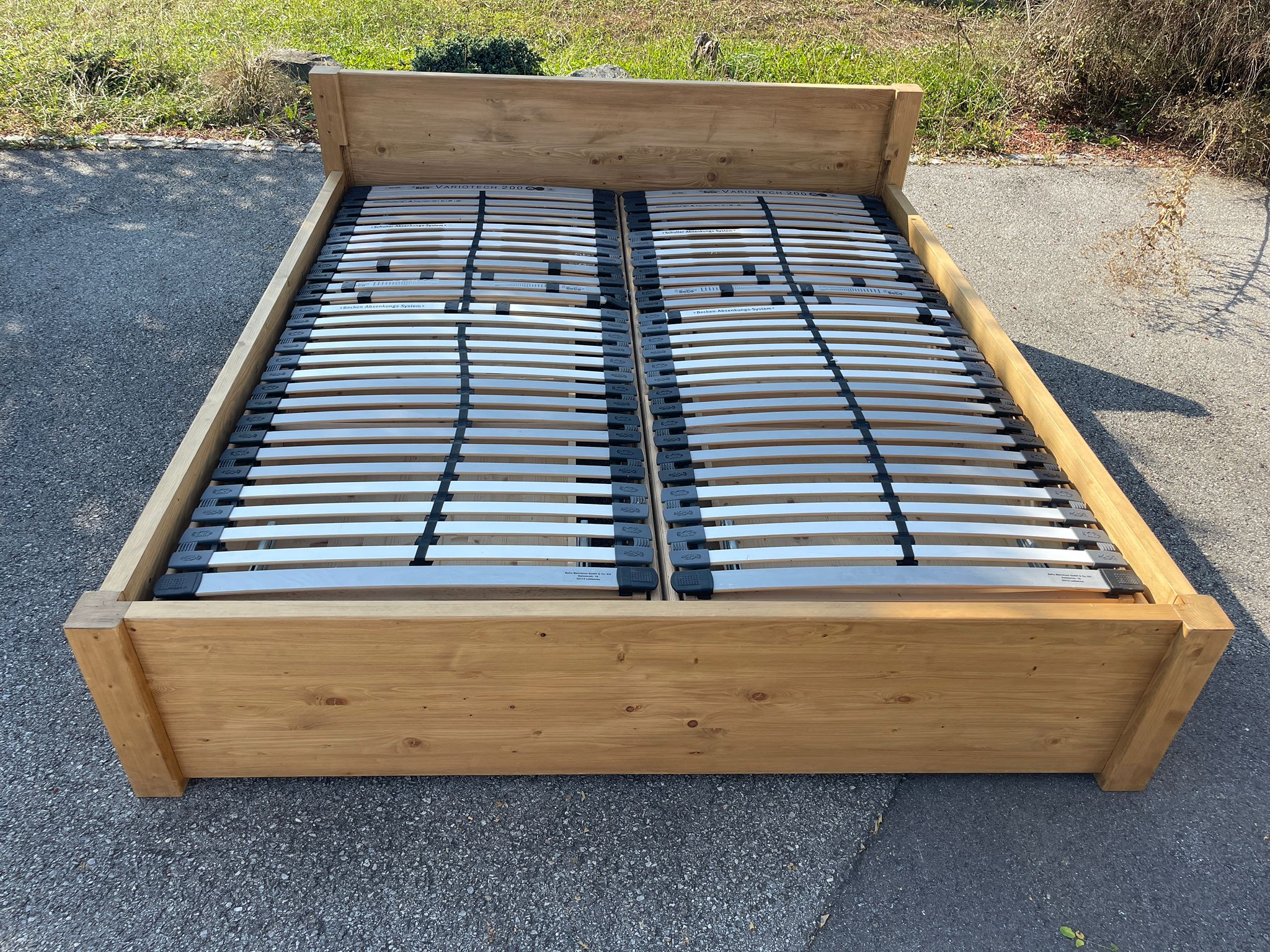 09654803-7110-4c18-8b02-488547827b85 Bäuerliches Doppelbett aus massivem Holz mit Lattenrost und praktischen Läden A4680