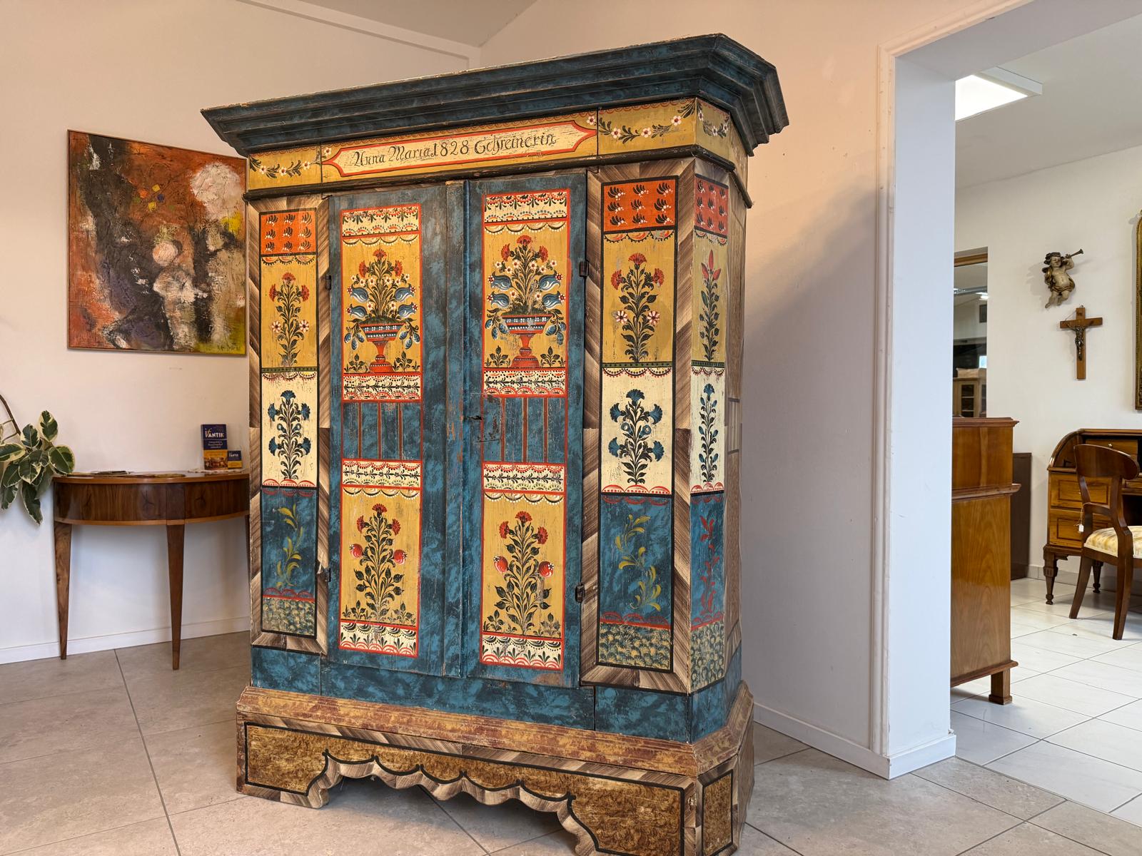 Handbemalter Bauernschrank mit Blumendekor, antiker Bauernkasten G2308