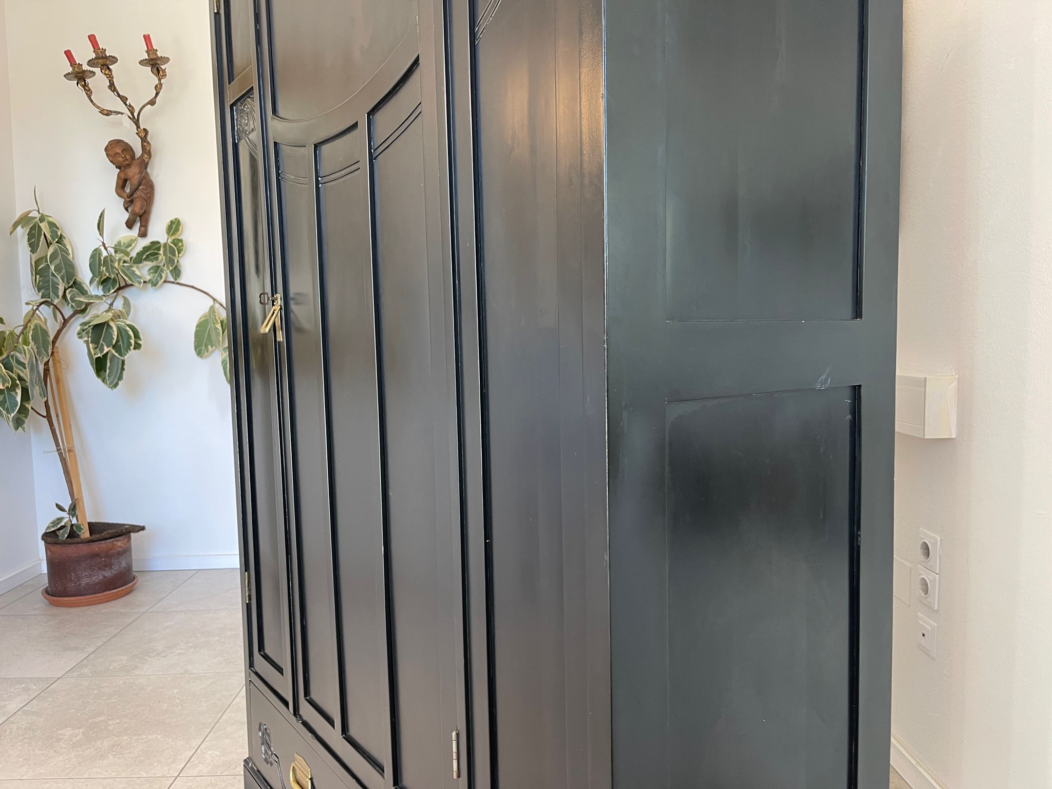 94122d5e-3b16-4de1-b07c-946164a84f57 Jugendstil Garderobenschrank Schwarz - Antiker Schrank mit floralen Mustern A5051