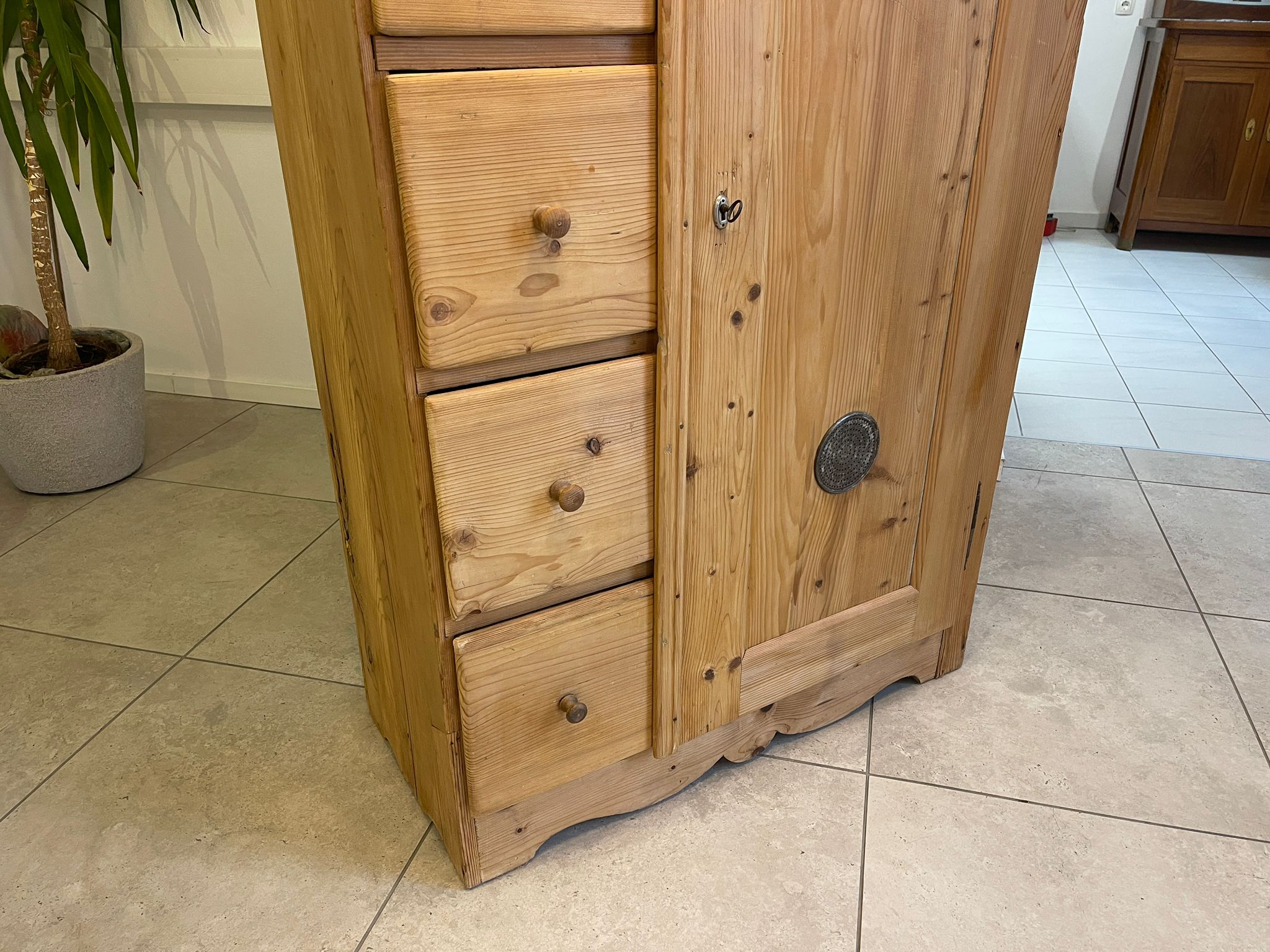 d4bed629-7171-4599-a10f-fb1f3f1e6af4 Brotschrank Almerschrank Speiskasten Bauernkasten A5122
