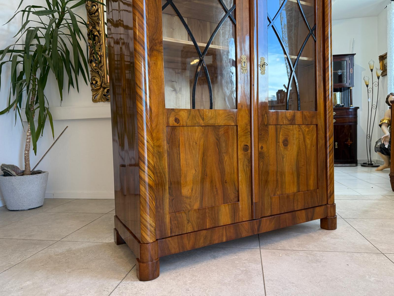 Biedermeier Vitrine Bücherschrank Restauriert Nussbaum Antiquität SALE D2396