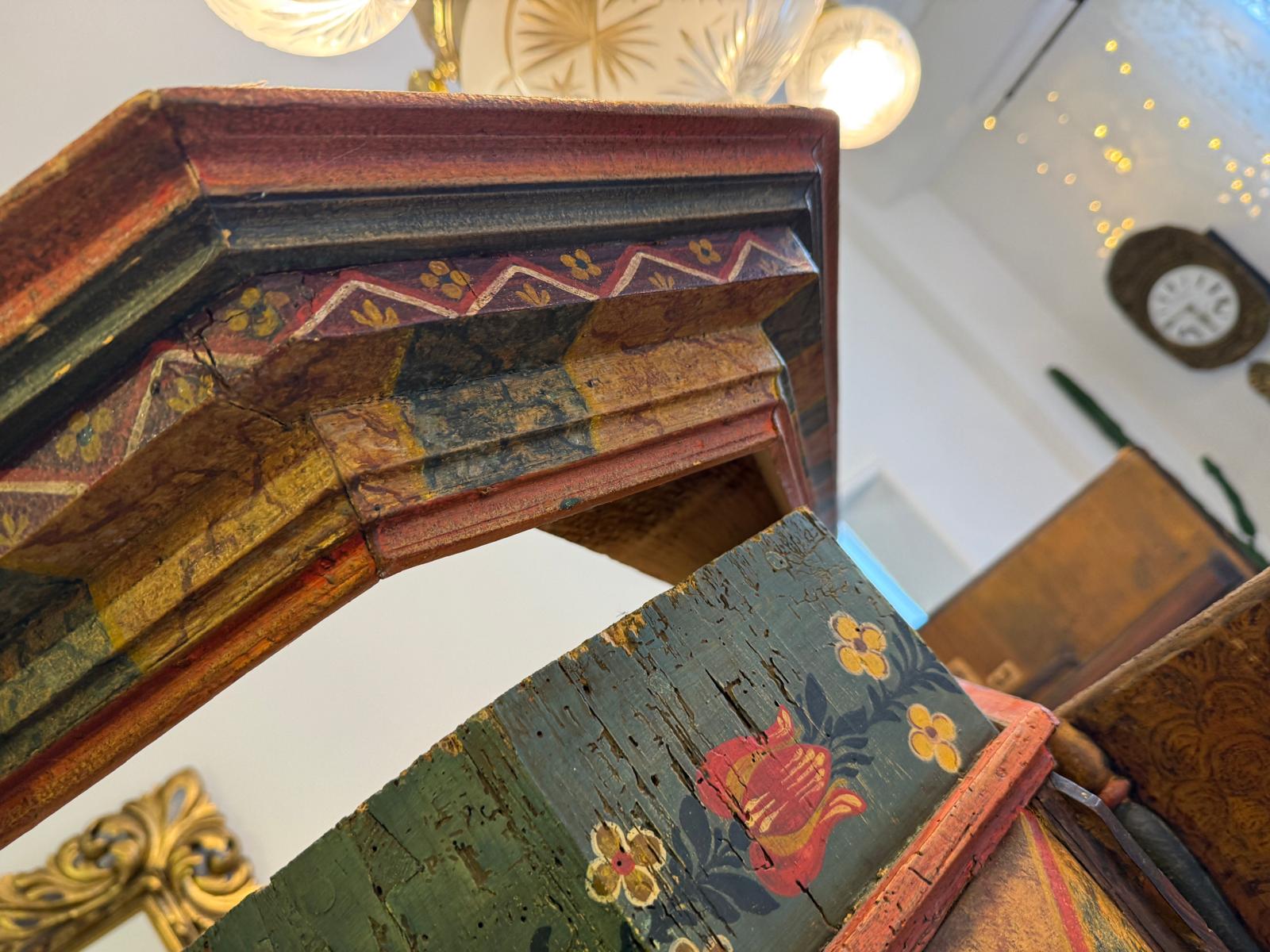 Handbemalter Bauernschrank mit Blumendekor, antiker Biedermeier Bauernkasten G2376