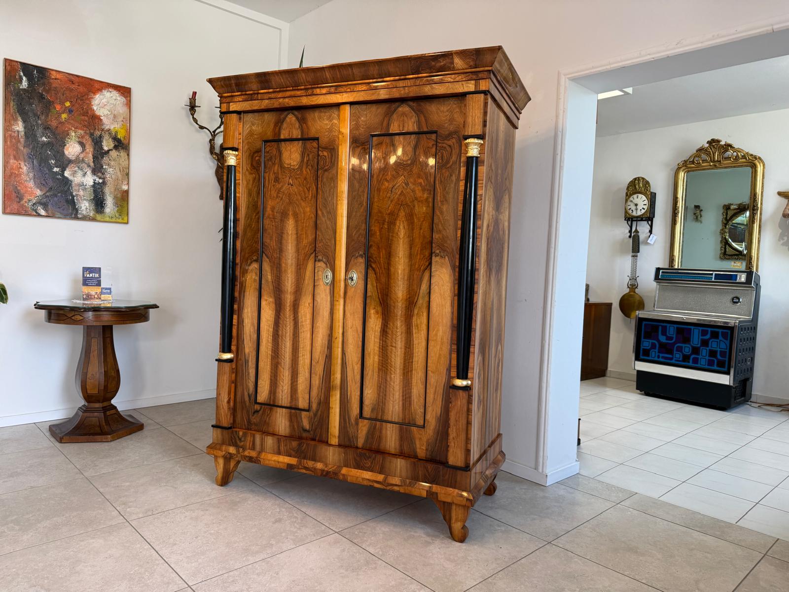 Sale Empire Schrank Säulenschrank Nussholz Restauriert Antiquität Marketiert D2373