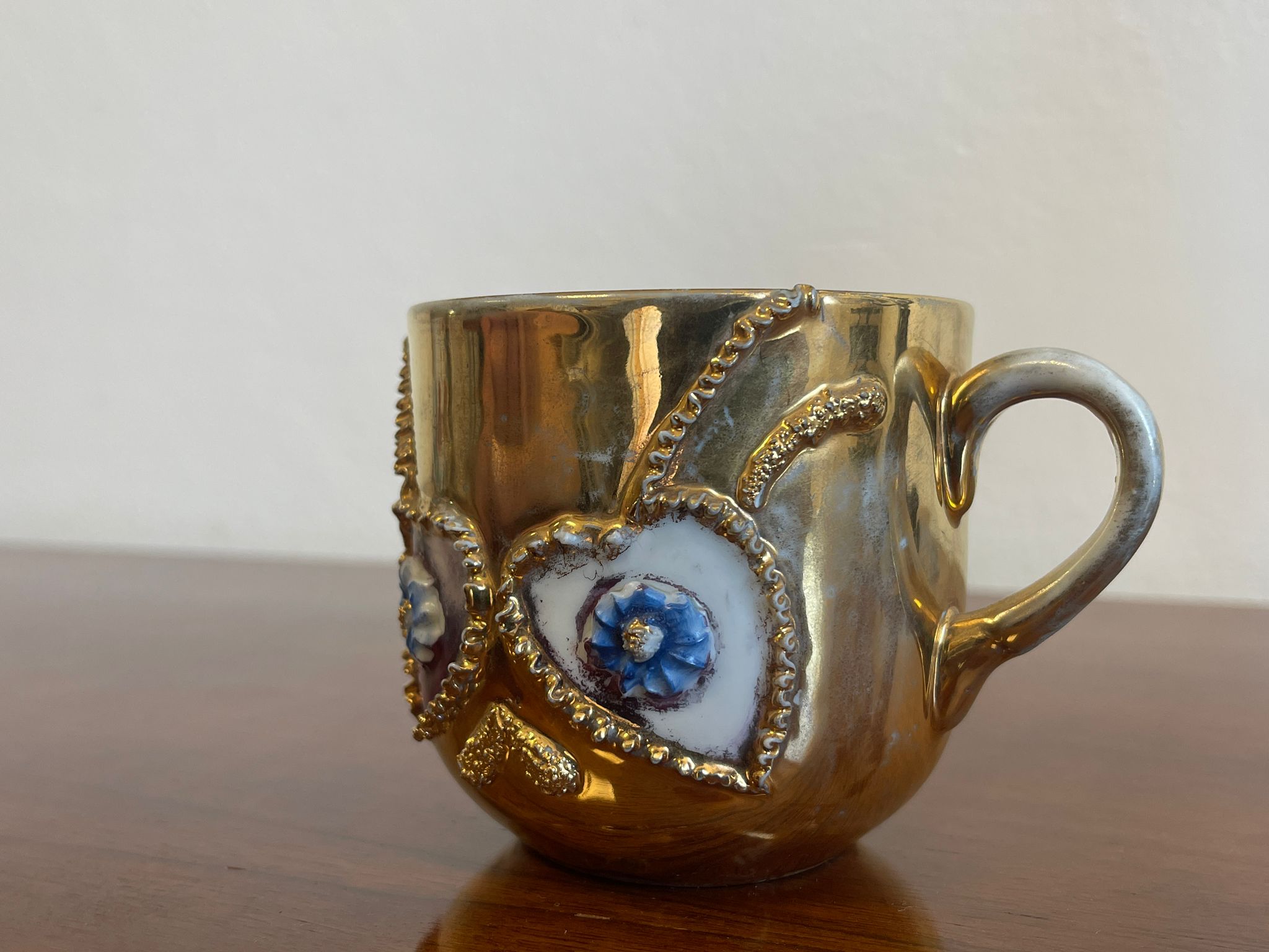 a90237c1-2f94-4120-880a-0342e0a5f878 Antike Erinnerung Rosenhäferl Rosentasse bemalt  A4916