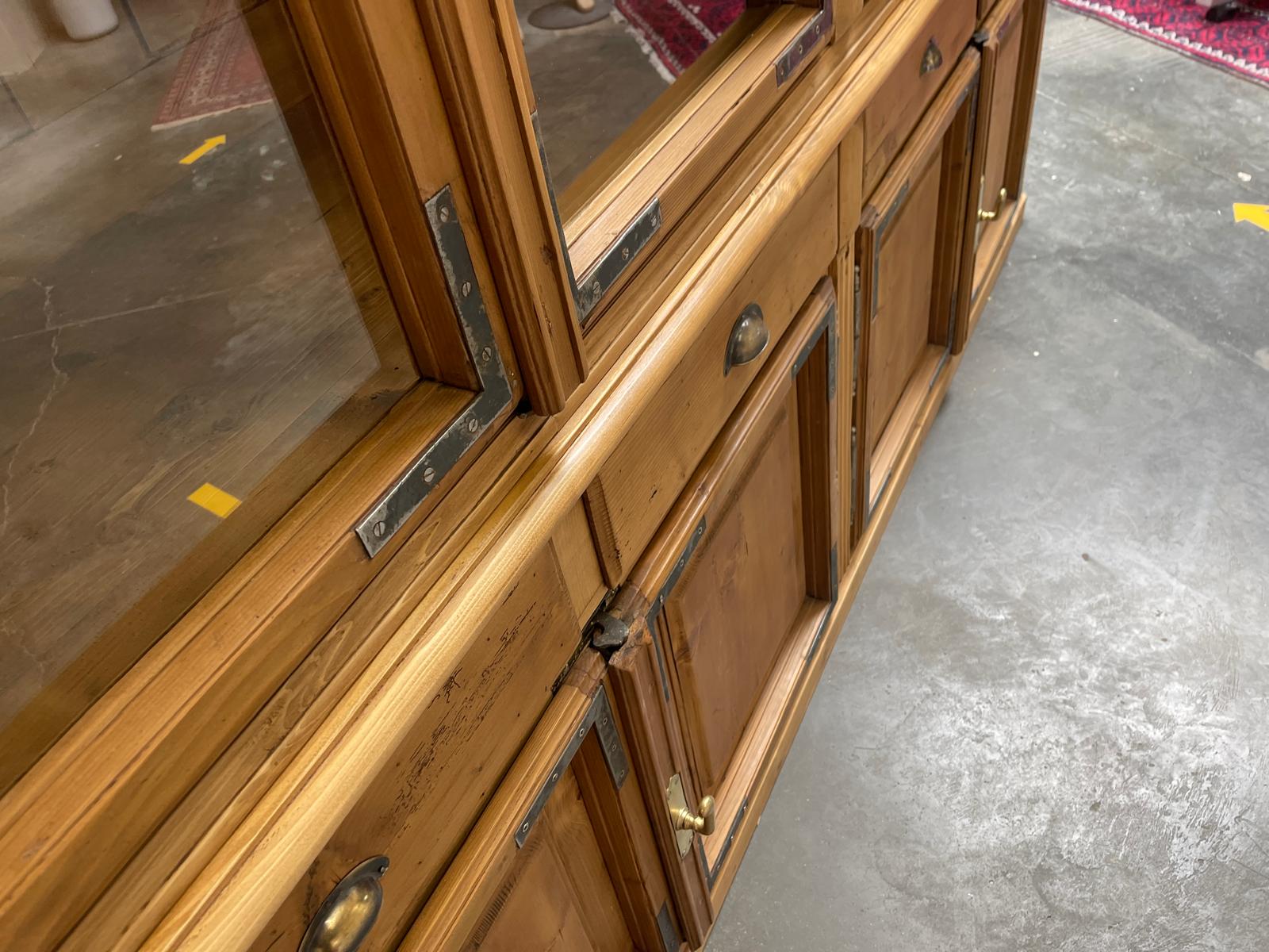 Antiker Bäuerlicher Bücherschrank Große französische Bibliotheksvitrine Glasschrank G1367