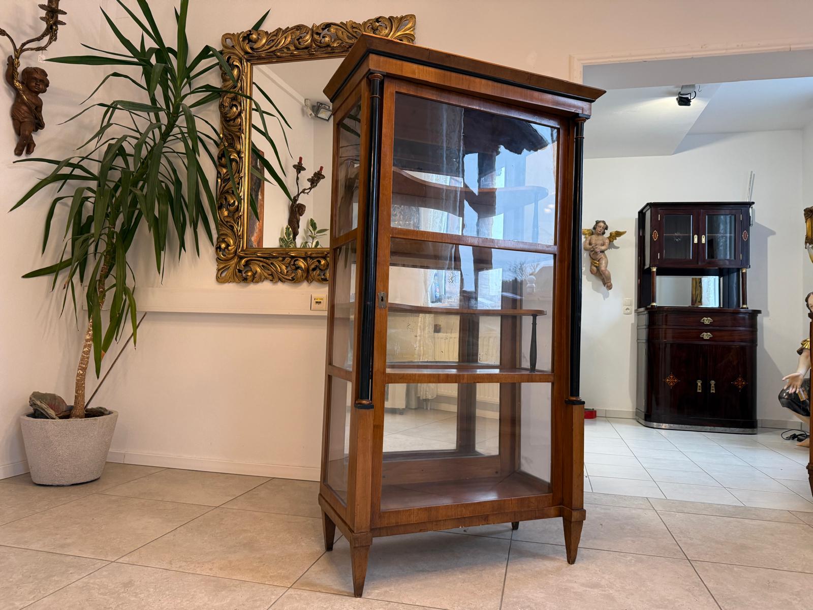 Originale Biedermeier Vitrine Bücherschrank Säulenvitrine Nussholz D1037
