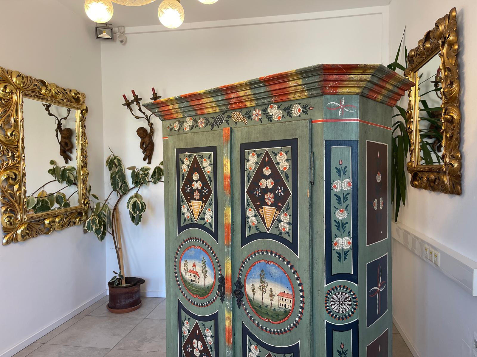 Handbemalter Bauernschrank mit Blumendekor, antiker Bauernkasten G1306