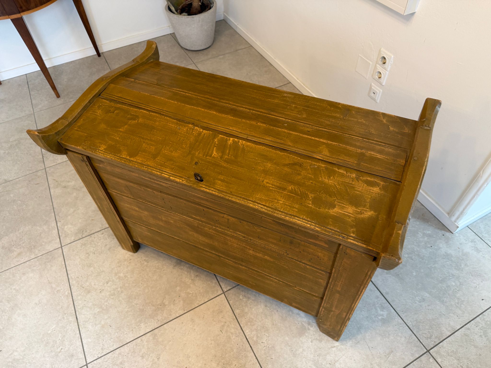 romanische Bauerntruhe Giebeltruhe Holztruhe E2182