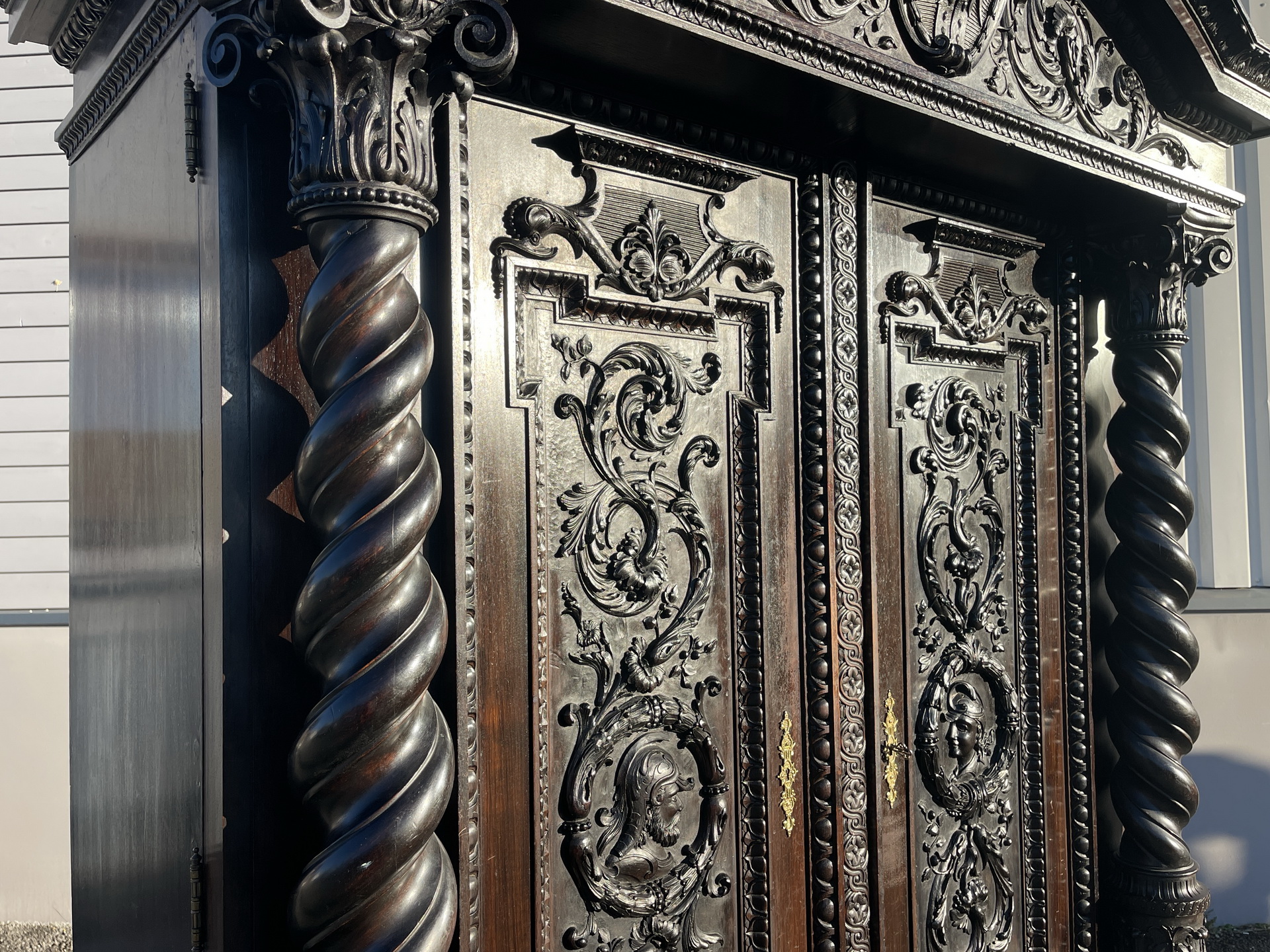 Monumentaler Renaissance Hallenschrank Prachtschrank B2064