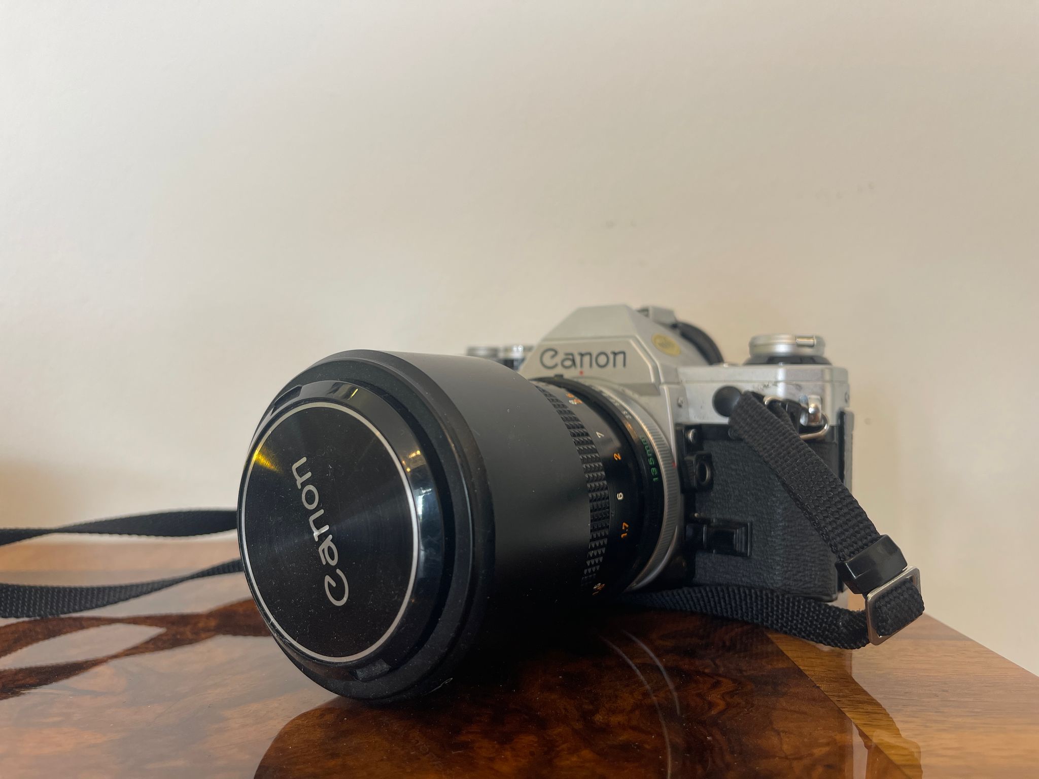 Canon AE1 Spiegelreflexkamera mit automatischer Belichtungssteuerung