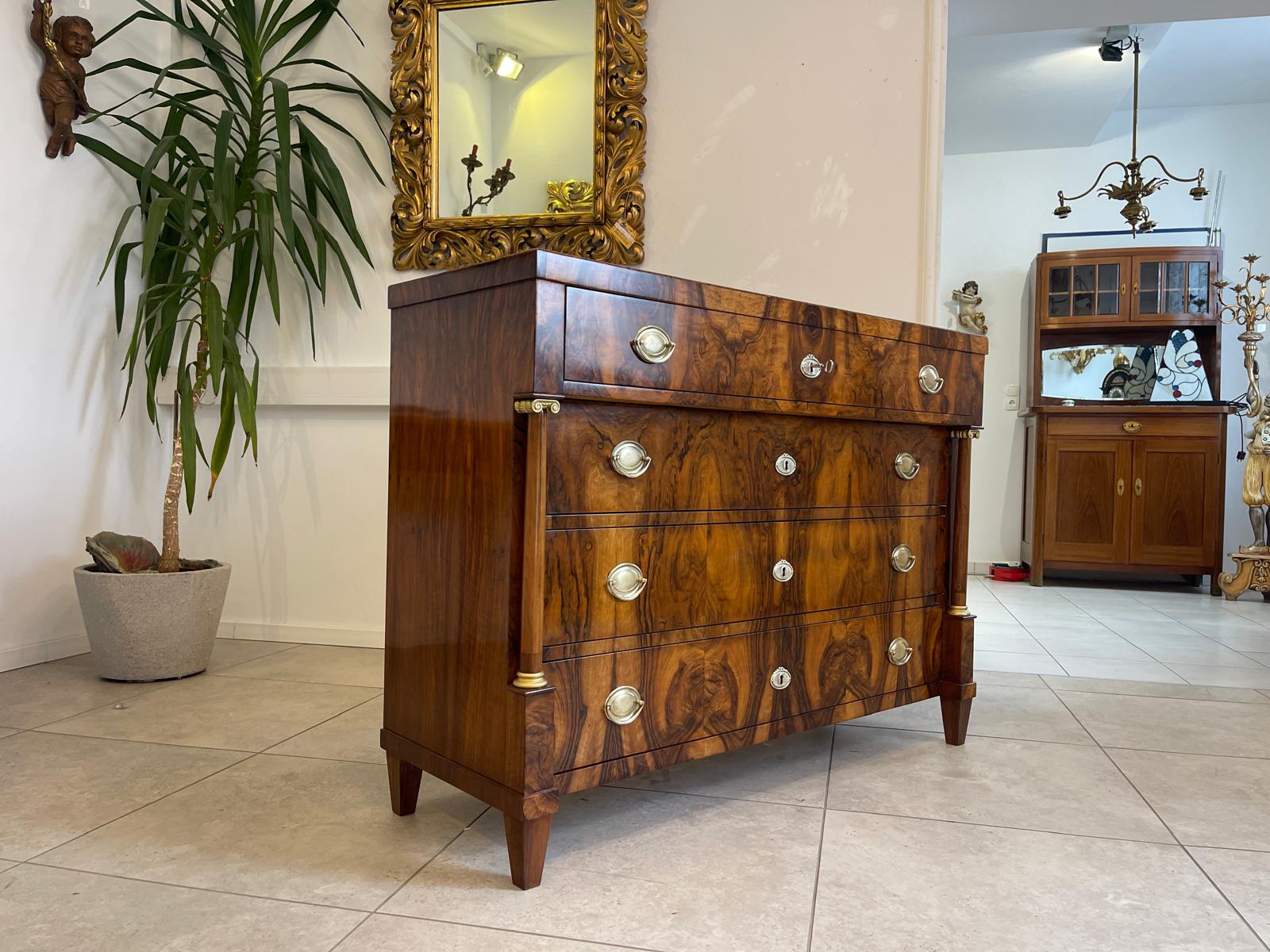 Restaurierte Nussholzfurnierte Empire Kommode Antiquität Säulenkommode G1188