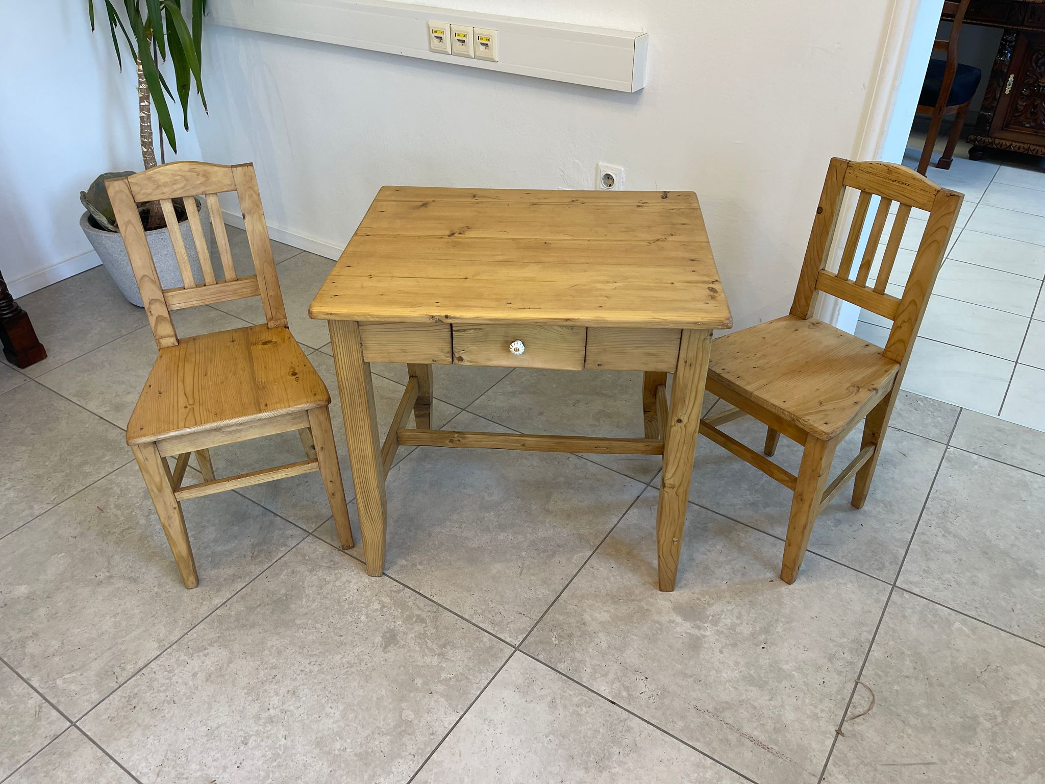f8ff8968-d877-4445-86db-af5492e0de69 Kinderschreibtisch Naturholz mit 2 Sesseln, restauriert, A4901