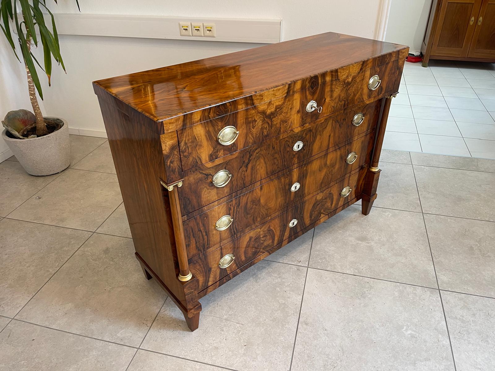 Restaurierte Nussholzfurnierte Empire Kommode Antiquität Säulenkommode G1188