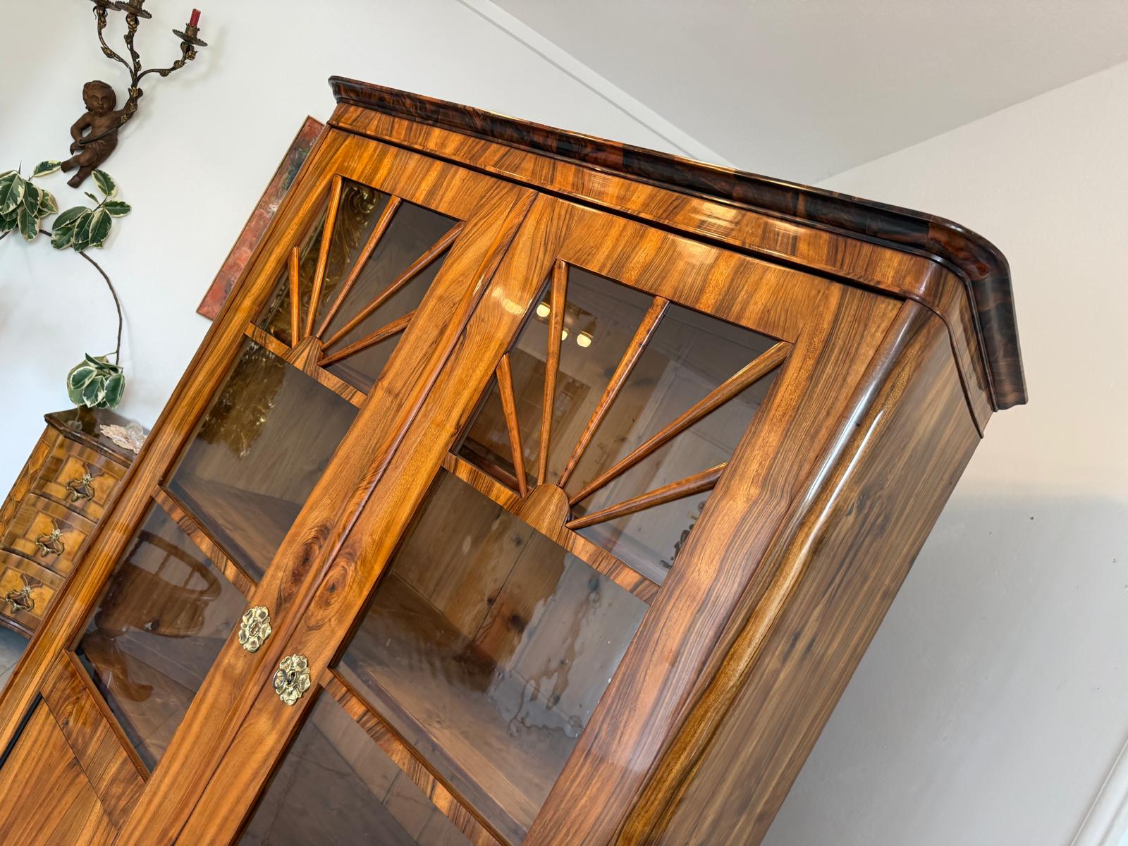 Sale Biedermeier Vitrine Sonnenvitrine Bibliotheksschrank Nussholz D2677
