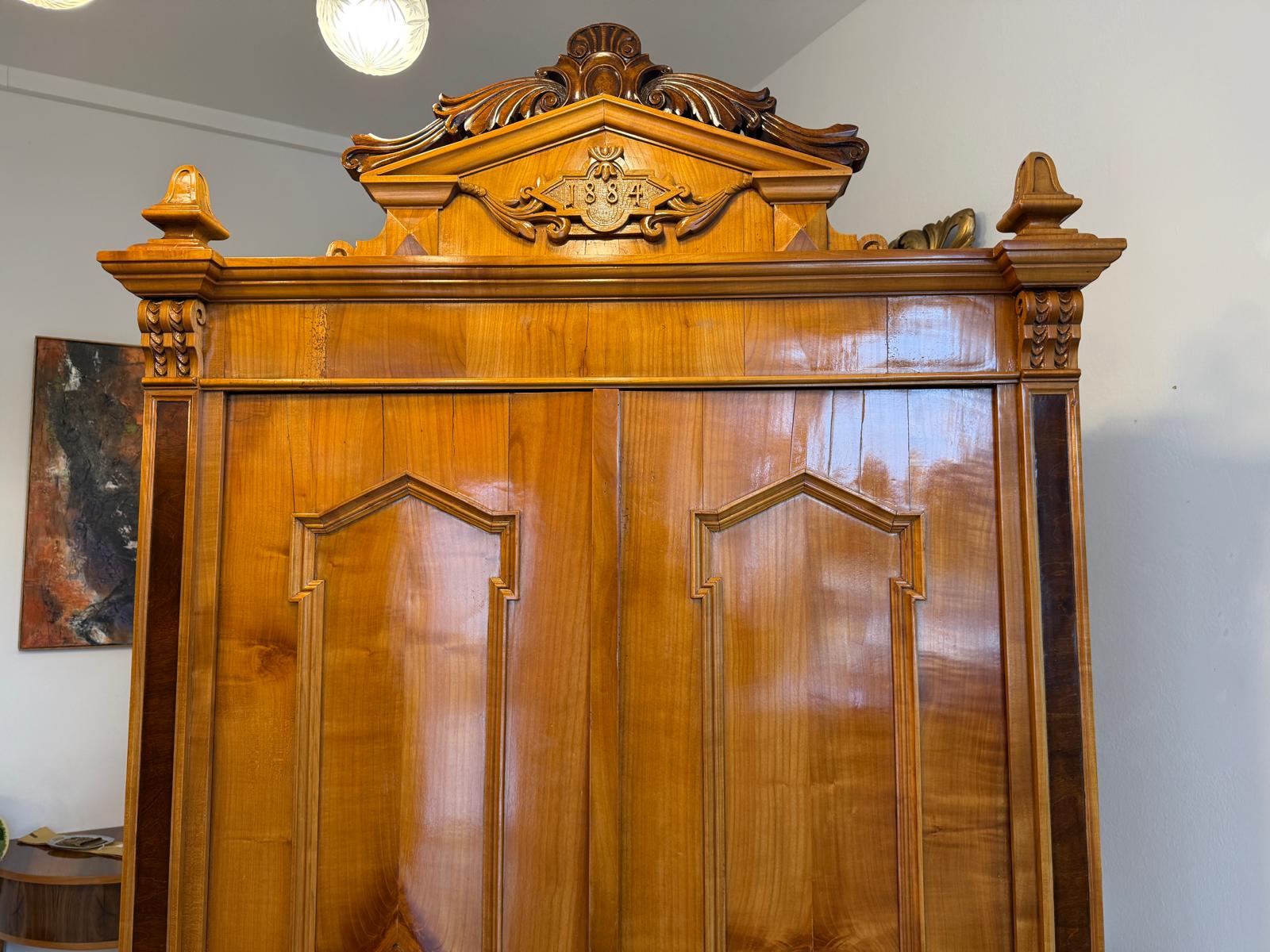 Altrestaurierter Gründerzeit Kasten Kleiderkasten Nussholz Kronenschrank D1065-1