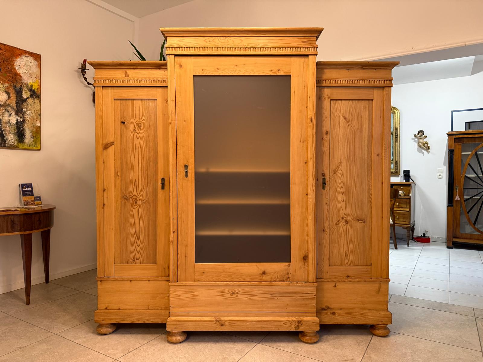 Originaler 3 teiliger Gründerzeit Garderobenschrank Weichholz Antiquität G2401