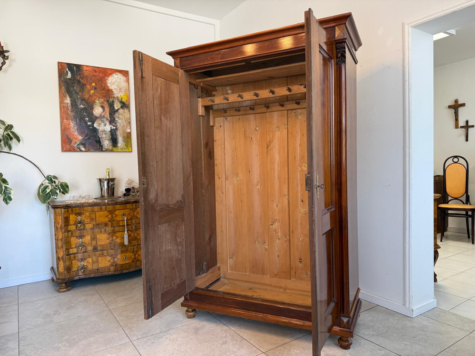 Restaurierter Gründerzeit Kleiderschrank Kleiderkasten Nussholz D2721