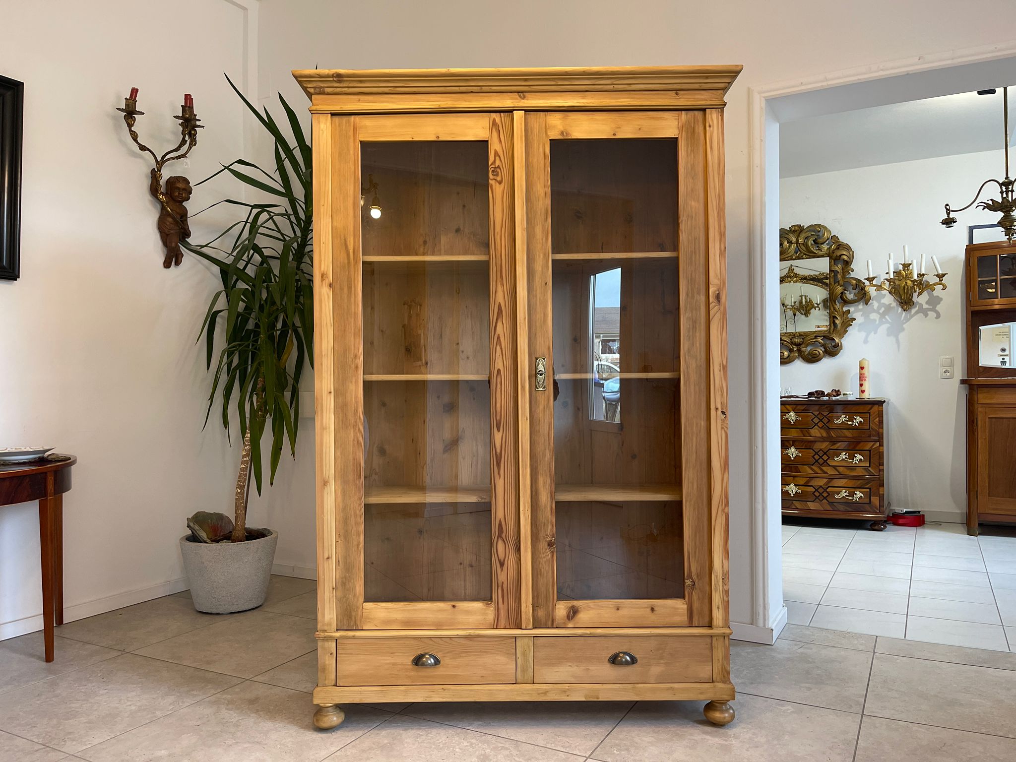 d70b64e3-ee77-4a7f-b154-d4e18b1705b8-1 Restaurierte Jugendstil Vitrine Bauernvitrine Bauernschrank A5094
