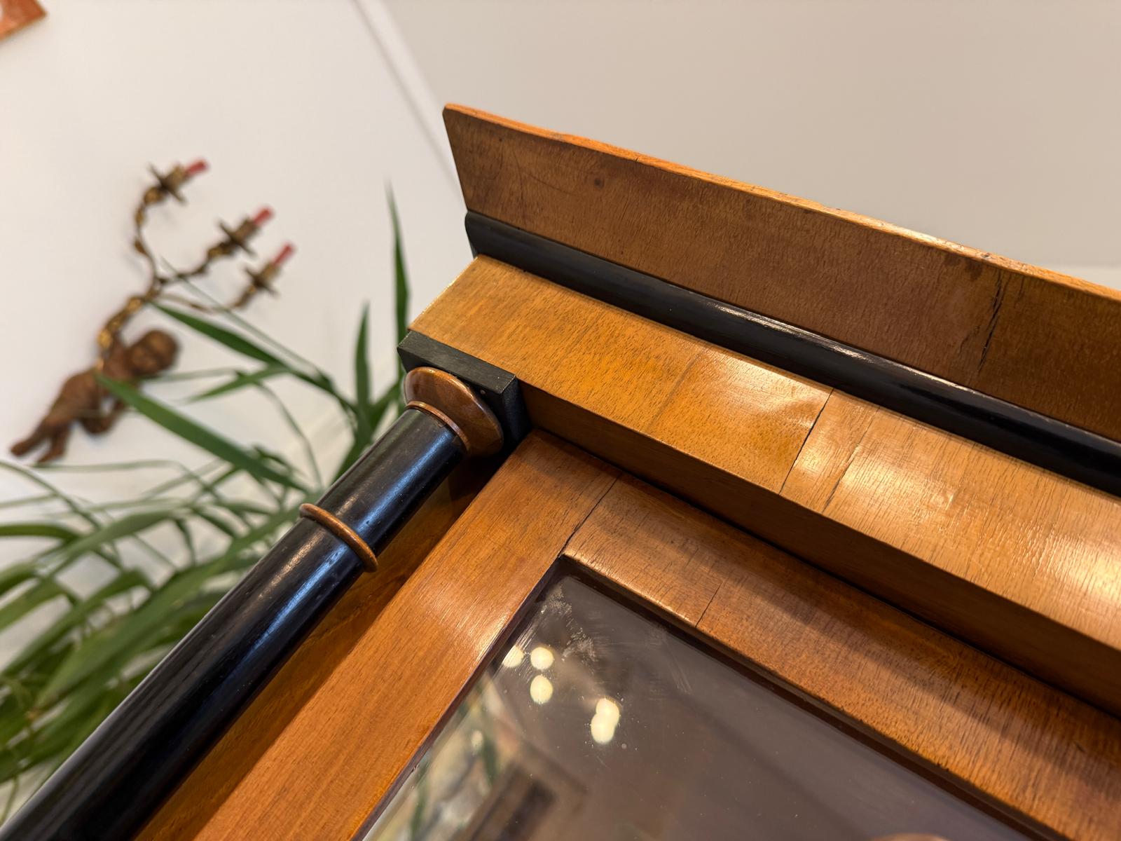 Originale Biedermeier Vitrine Bücherschrank Säulenvitrine Nussholz D1037