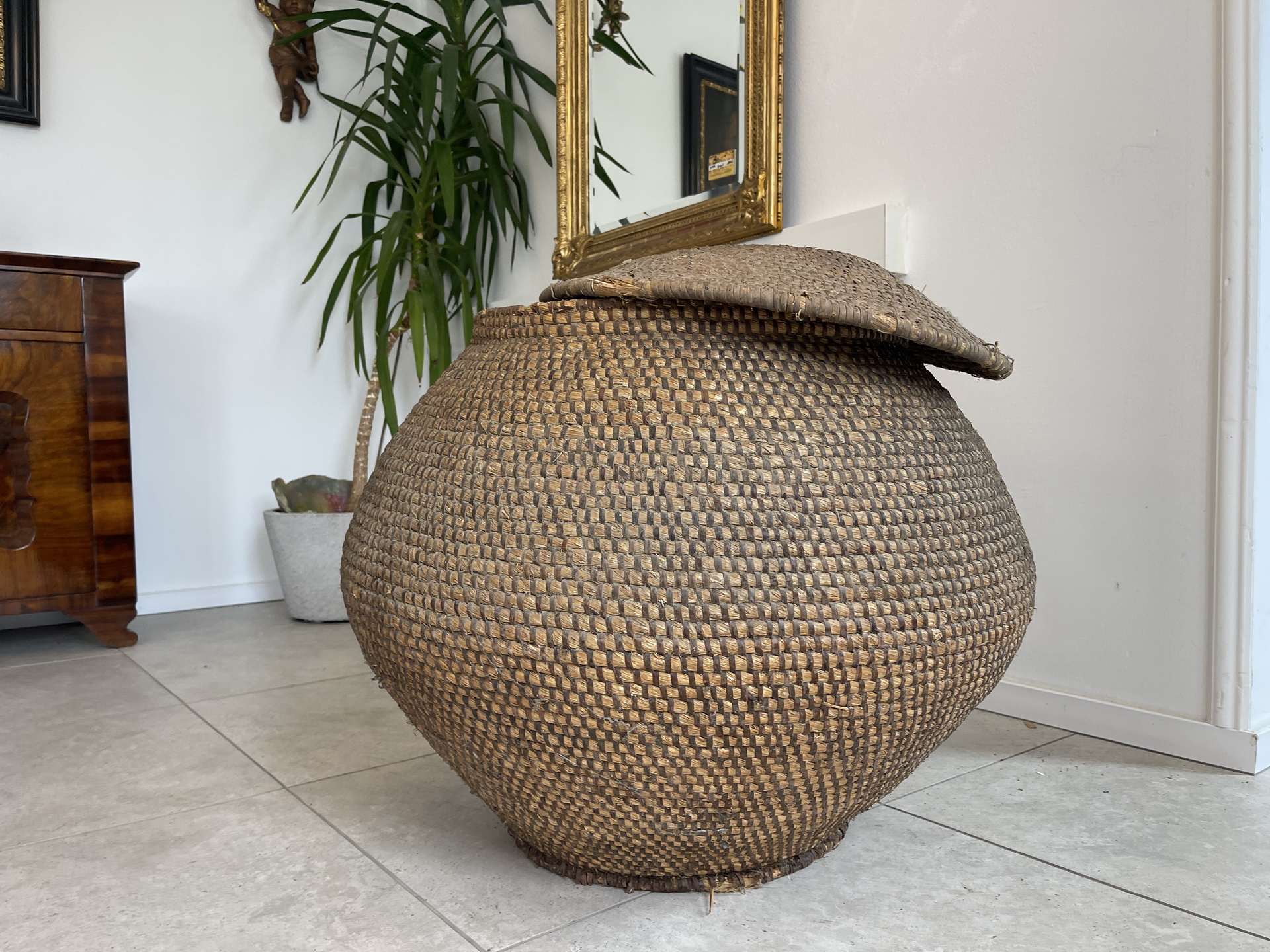 IMG_9559 alter hübscher Bienenkorb Strohgeflecht Bannkorb A4465