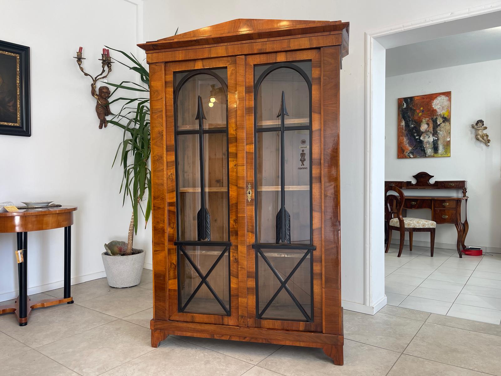 Altrestaurierte Biedermeier Vitrinenschrank Glasschrank Nussholz G1286