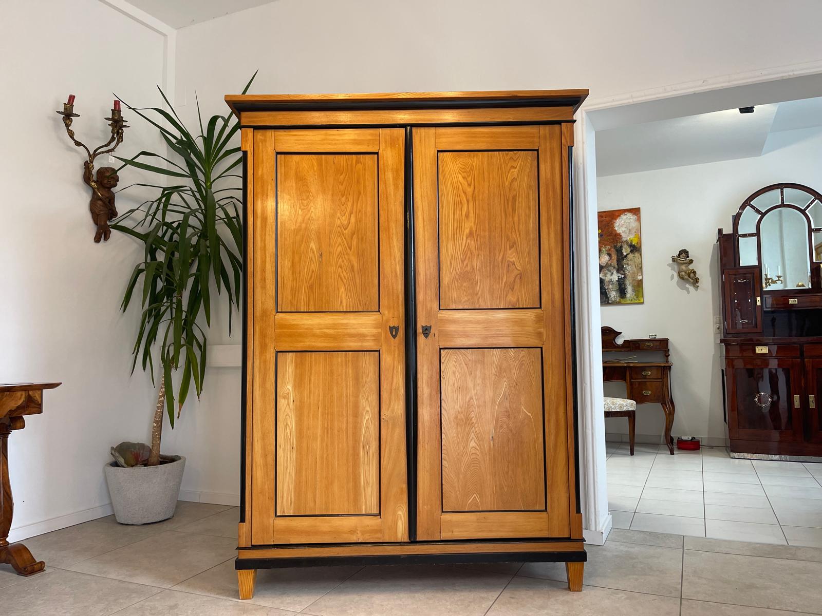 Originaler Biedermeier Schrank mit Nussholz-Furnier Kleiderstange G1513