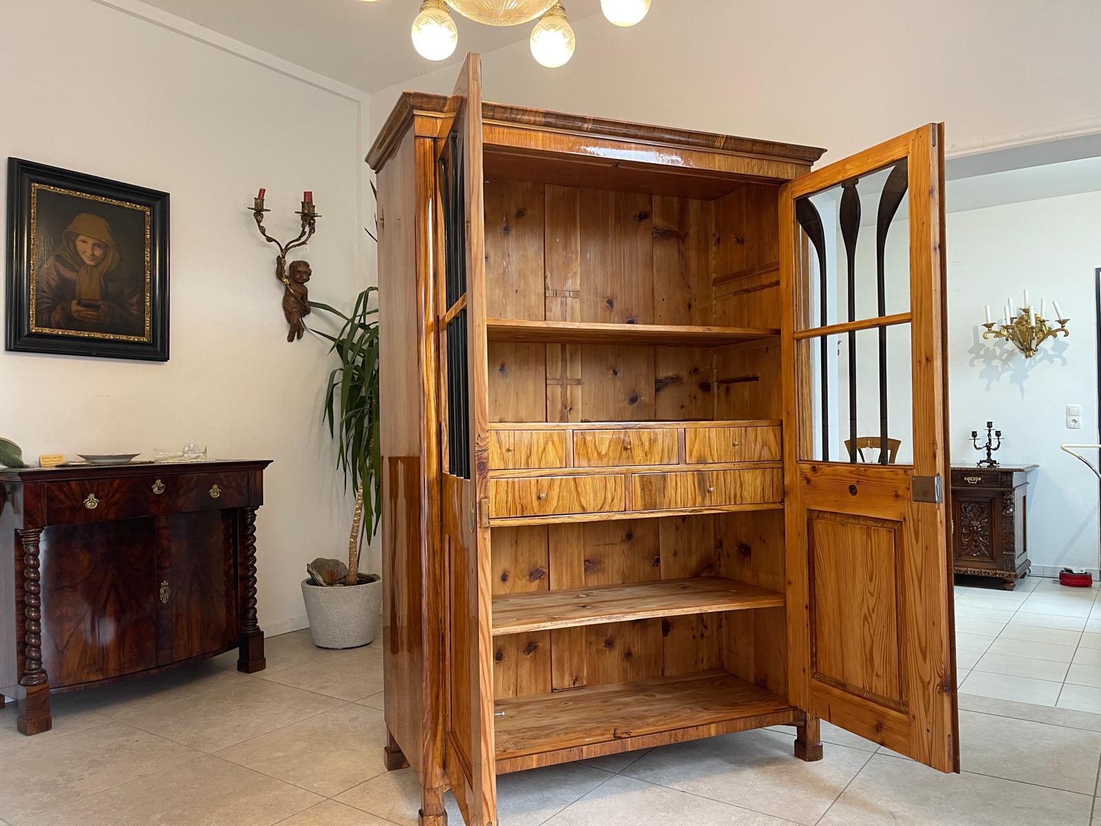 4ce6558d-b5a3-4116-b679-f6ce783870bc Antiquität Sale Biedermeier Vitrine Bücherschrank Nussholz Antiquität A4932